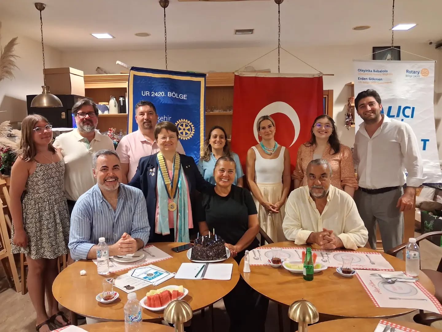 Bahçeşehir Rotary Kulübümüzün 2026–2027 Dönemi birinci toplantısını dostluk, dayanışma ve umut dolu bir atmosferde gerçekleştirdik.
Toplantımıza katılarak bizleri onurlandıran tüm dostlarımıza gönülden teşekkür ederim. Bayrampaşa Rotary Kulübü Baskani sevgili Yaşar 'a ve cici kizi Ayse' de bizi cok onurlandirdi.
Aramızda olmayı çok isteyip de yoğun iş temposu nedeniyle katılamayan dostlarımızı da gönüllerimizde yanımızda hissettik. Birlik ve dostluğumuzun mesafelerden bağımsız olduğuna inanıyoruz.
Değerli bilgilerini ve deneyimlerini bizlerle paylaşan Uzman Diyetisyen Serkan Aksoy'a da kıymetli sunumu ve katkıları için içten teşekkür ediyoruz.
Yeni dönemde de Rotary'nin "Kalıcı Etki Yarat" anlayışıyla dostluğumuzu, hizmet anlayışımızı ve topluma katkımızı büyüterek sürdürmeyi diliyorum.
Bahçeşehir Rotary Kulübü Derneği Başkanı
Hamide Doğuş
