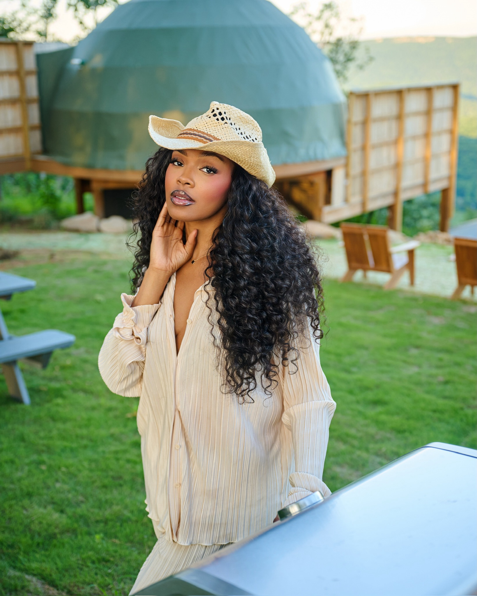 Never underestimate what a new environment can do for your creativity. Sometimes the best ideas aren’t found they’re discovered when you step outside your routine. Different scenery. Different aesthetic. Same passion, renewed vision.
#Muse @itsashleyrenee__
#ShineIncPhotography #CreativeJourney #VisualStorytelling #CreateMore
