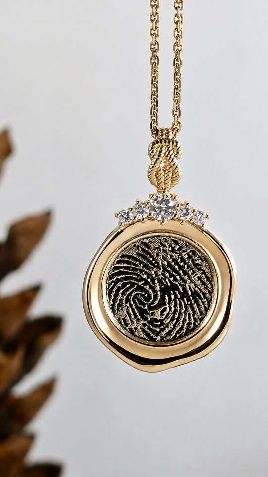 What do you give a daughter who has given you so much? A piece of the family she holds closest.
#josannemark #customfinejewelry #bespokejewelry #sentimentaljewellery #foreverwithyou
