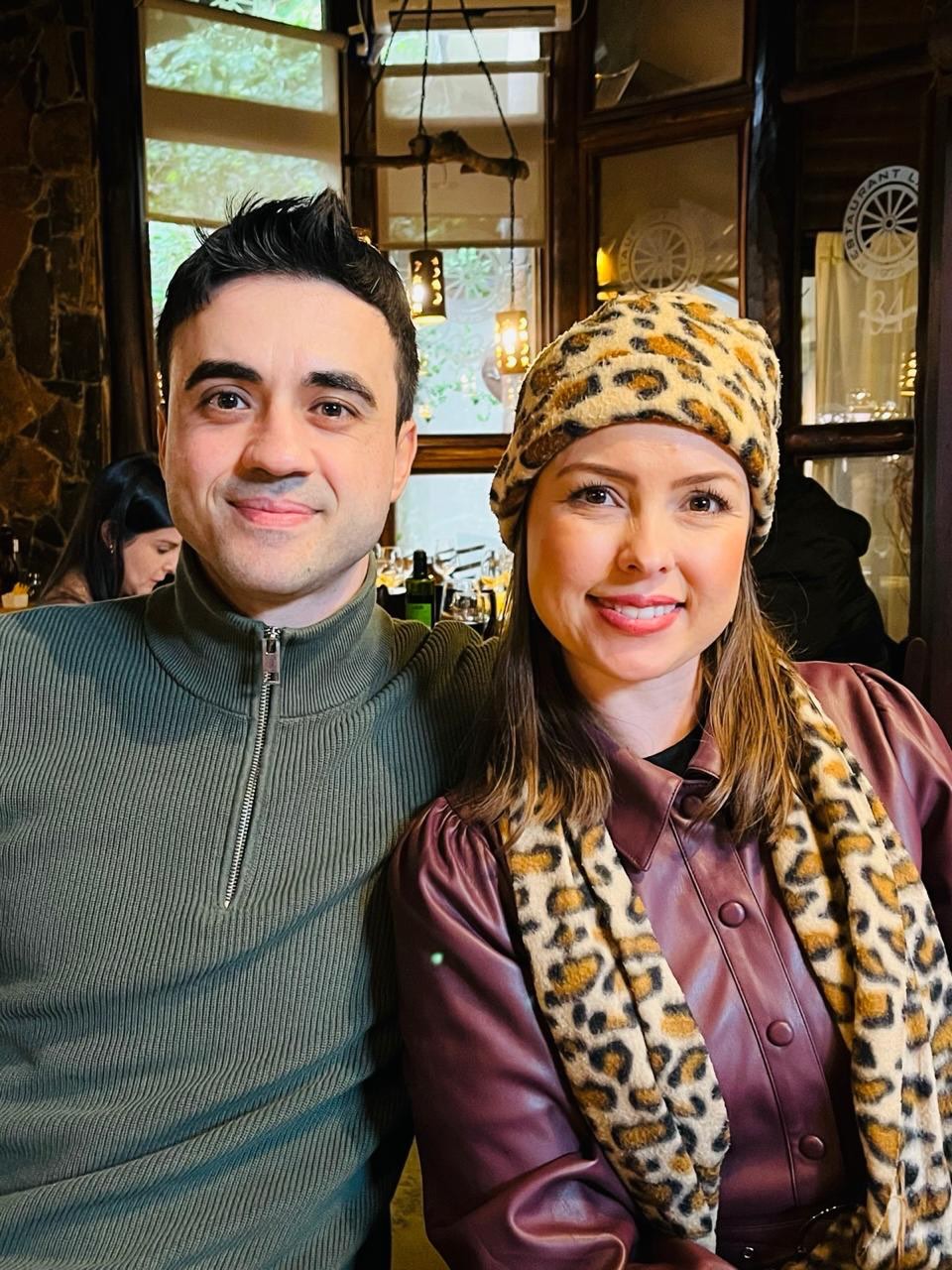 Sempre fomos dois… ou pelo menos era isso que a gente pensava.
Nessas duas primeiras fotos, éramos apenas eu e o Cristiano, colecionando momentos, viagens e memórias.
Mas na última imagem, sem que muita gente soubesse, nosso coração já batia por mais uma pessoa. 💙
O Matteo já estava ali, com apenas 2 meses, transformando nossa história e nos ensinando que o amor sempre encontra um jeito de crescer.
Hoje, olhando essas fotos, percebemos que aquele “nós dois” já tinha se tornado “nós três”. ✨👶💙
O amor cresce quando…
* ✨ Descobrimos que seremos três