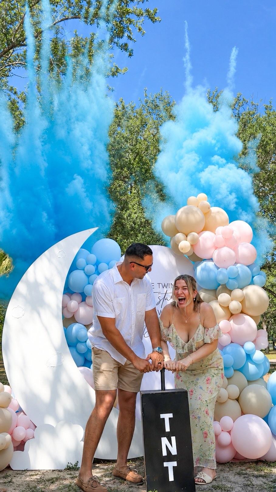 Powder Blasters gender reveal.💙💙 This beautiful event at Kendall Indian Hammocks Park was filled with smiles, emotions, and a moment this family will never forget.✨🌳
.
.
.
#genderreveal #genderrevealmiami #revelaciondesexo #genderrevealpark #miamigenderreveal