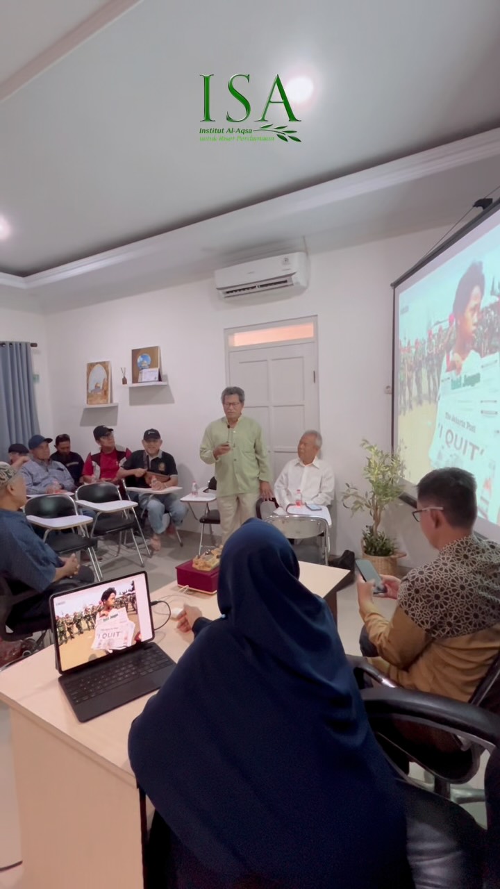 Paguyuban Daksinapati UI Kunjungi Markaz & Perpustakaan ISA.
ROMBONGAN Paguyuban Alumni Asrama Daksinapati Universitas Indonesia, termasuk Bapak Darul Aqsha, Professor Zulkifli Amin PhD dan Bapak Fahrudin Lubis, mengunjungi Markaz dan Perpustakaan ISA (Institut Al-Aqsa untuk Riset Perdamaian) dalam rangkaian perjalanan ke Yogyakarta, Jumat 17 Juli 2026.
Di Markaz ISA, rombongan alumni UI angkatan antara 1970-an sampai 1980-an itu ditemui tim peneliti lembaga yang didirikan tahun 2015 oleh Sahabat al-Aqsha itu termasuk Bapak Akmal Syam, Ustadz Faris Irfanuddin Lc., M.Pd., Ustadzah Lathifah Al-Hafizhah dan Ustadzah Atina Ummu Ali Al-Hafizhah.
Perpustakaan ISA sendiri dibangun dan dibuatkan database dan retrieval system-nya oleh pakar perpustakaan dan dokumentasi Bapak Darul Aqsha yang pernah bertugas belasan tahun di surat kabar The Jakarta Post dan The Brunei Times.
(lanjut di kolom comment)