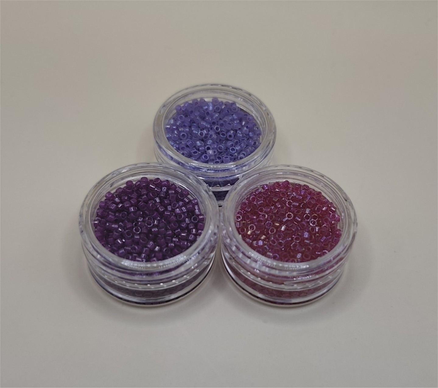 Trio Miyuki Delica 11/0 « Fruits des Bois » — trois teintes scintillantes pour sublimer vos créations 🍓💜✨
Idéal pour tissage, broderie et bijoux solides. Link in Bio
#MiyukiDelica #Perles #Beading #BijouxDIY #Handmade #Tissage #Création #FRVCreations