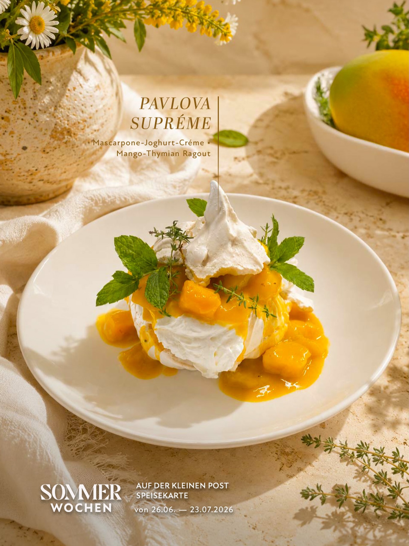 Sie ist wieder da. Und wir haben sie ehrlich gesagt vermisst. 🤍☀️
Unsere Pavlova feiert ihr Comeback auf der Sommerkarte. Unter ihrer zart-knusprigen Baiserhaube verbirgt sich eine herrlich cremige Mascarpone-Crème, begleitet von einem fruchtigen Mango-Thymian-Ragout. Süß, erfrischend, cremig – mit einer feinen Kräuternote, die dem Dessert genau die Leichtigkeit verleiht, die ein Sommertag verdient. Ein Dessert das einfach Freude macht — Löffel für Löffel.
Noch zwei Wochen, dann verabschieden wir uns in die Sommerpause. Bis dahin habt ihr noch Zeit, unsere Sommerkarte – und die Rückkehr der Pavlova – zu genießen. ☀️🍑