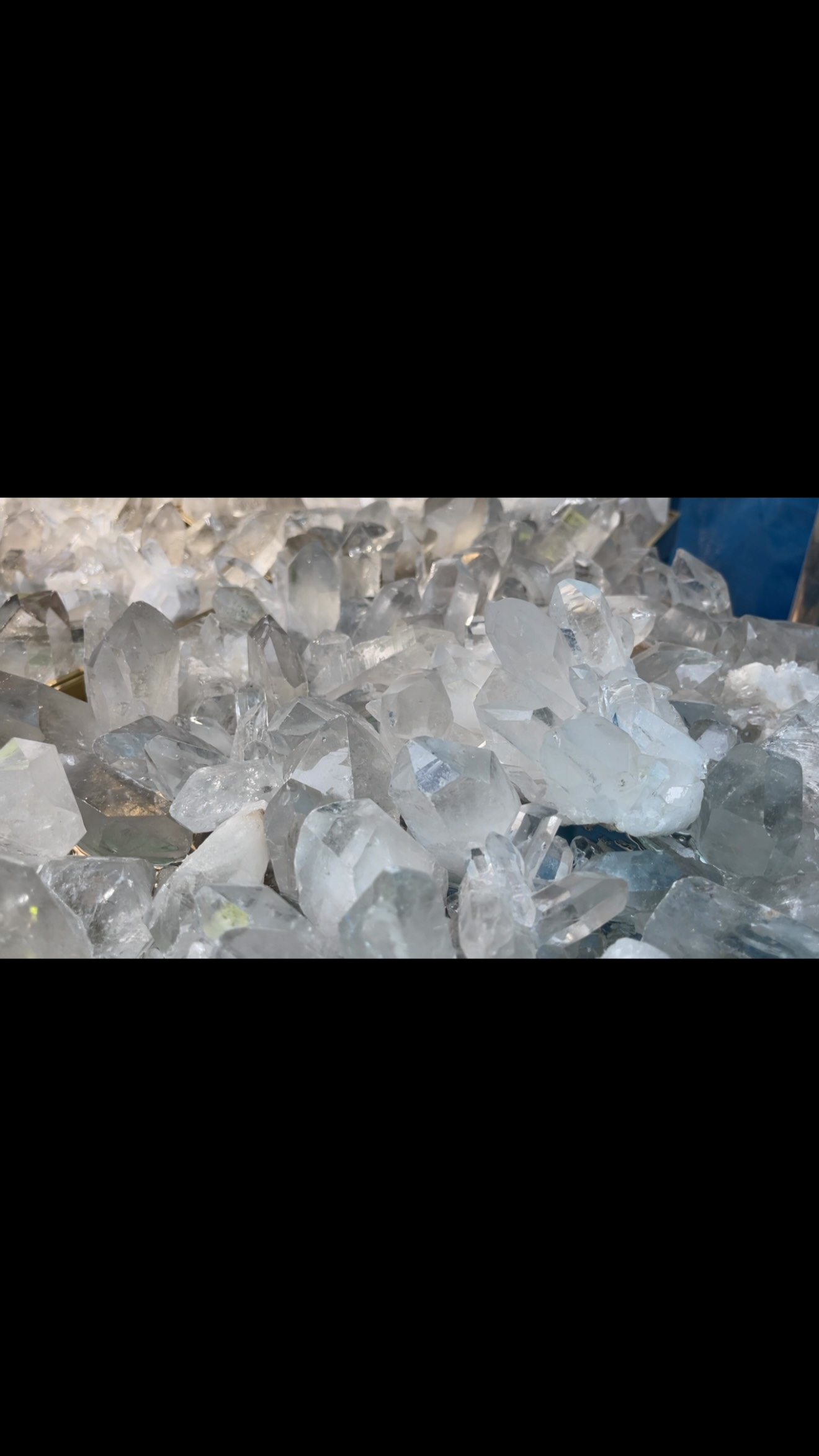 Le cristal de roche est surnommé “le maître de la clarté” en lithothérapie et ce n’est pas un hasard. Sa transparence absolue en fait un formidable amplificateur d’énergie : il intensifie les intentions, purifie l’aura et dynamise les autres pierres placées à ses côtés.
🧘♀️Sur le plan physique, il est traditionnellement associé à un effet régénérant : il stimule la vitalité générale et aide à évacuer les tensions accumulées dans le corps.
💆♂️Sur le plan mental et émotionnel, il agit comme un outil de clarté. Il aide à dissiper la confusion, à recentrer les pensées et à retrouver une forme de lucidité intérieure un allié précieux dans les moments de surcharge ou de doute.
Il favorise aussi l’élévation intérieure et la connexion à soi, invitant à un état de calme profond et de pleine présence. Une pierre de transformation, à la croisée du corps, de l’esprit et de l’énergie 🤍
💬Avez-vous déjà expérimenté les bienfaits du cristal de roche ?
#lithotherapie #cristalderoche