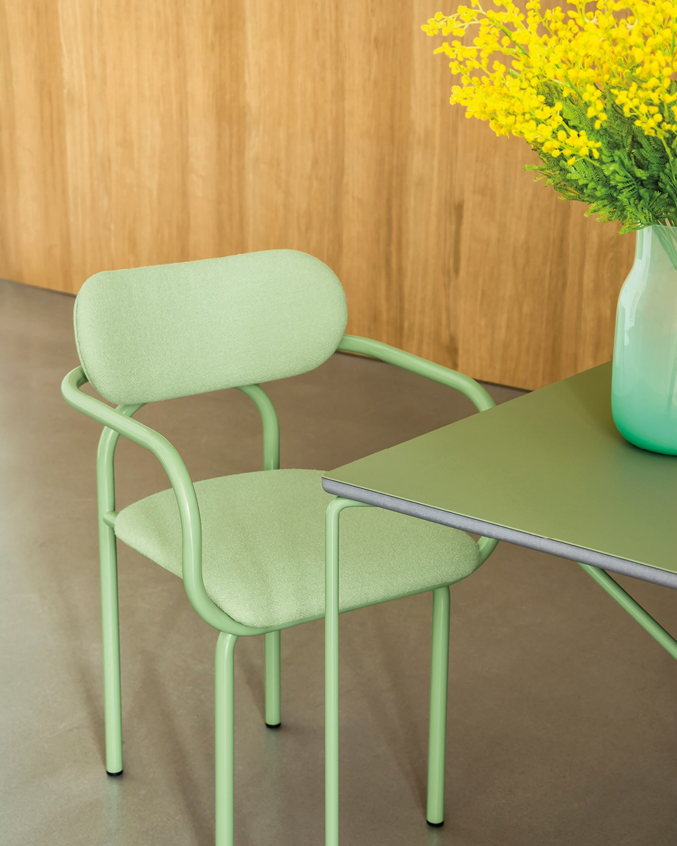 DOUBLE U armchair upholstered col. sage
DOUBLE U resembles a light embrace. The chair’s frame features a clear, organically curved line that encloses the body like a frame.
Upholstery SAXION by Raf Simons for Kvadrat.
#victorfoxtrot #madeingermany #furniture #lighting #ipreferlivingincolor