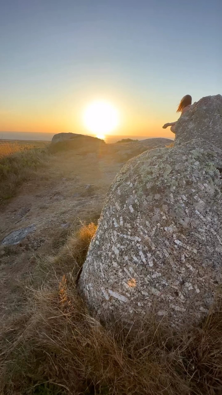 Very much enjoyed a classic west Cornwall sunset last night with @jennawitts.music and little Eleanor from up on top of Trevalgan Hill.
The coarse-grained porphyritic biotite granite was looking pretty sweet in the setting sunlight too!
#granite #cornwall #lovecornwall #geologist #geology