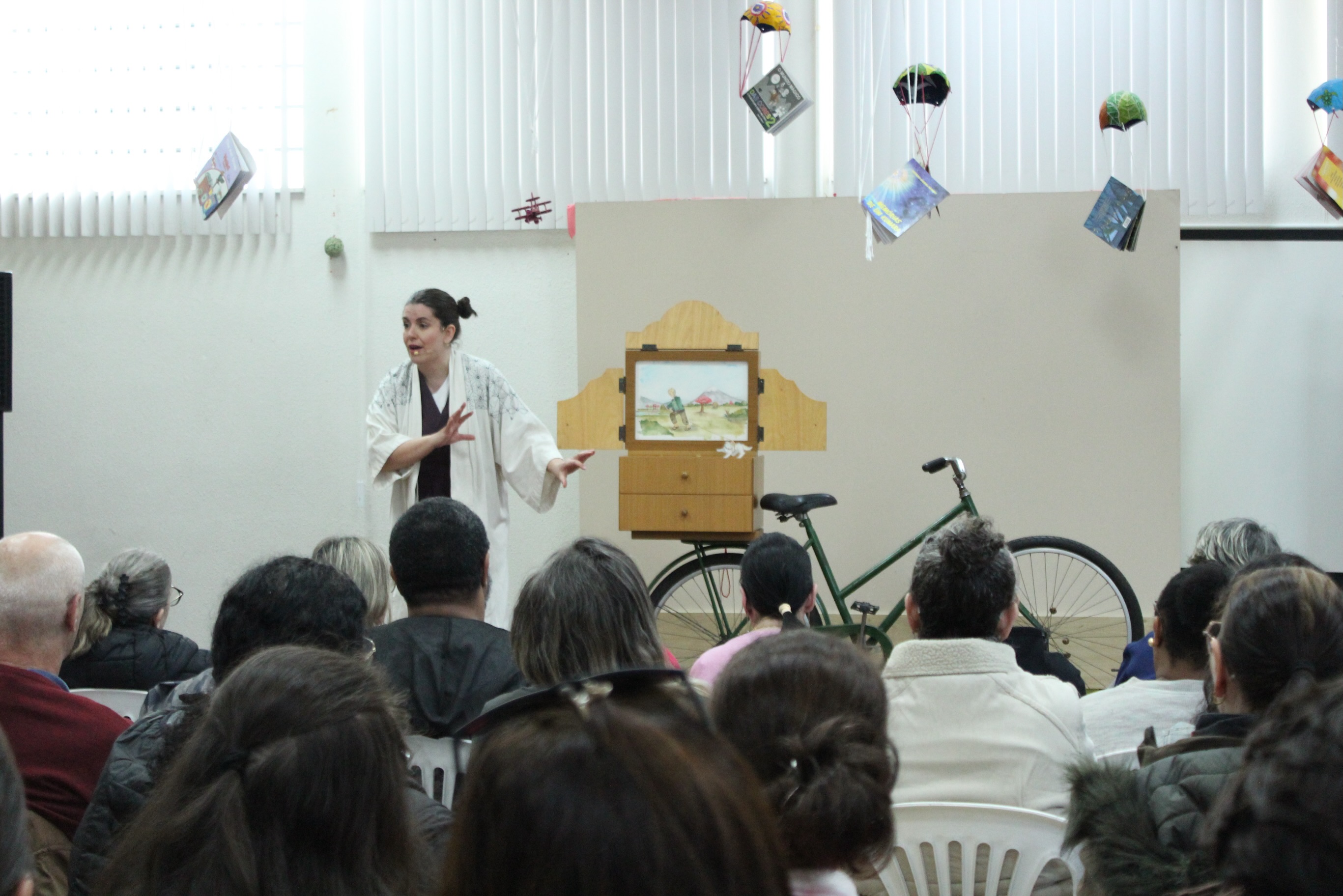 📍JOINVILLE - Hanasaka Jiisan: circulando por SC 🌸
Na segunda, dia 13 de julho, estivemos com o projeto na Biblioteca Pública Municipal Prefeito Rolf Colin, apresentando “O velho que faz florescer árvores e o fiel Shiro”, ministrando a oficina“Criando histórias com Kamishibai” e entregando um exemplar do livro “Udo” que agora fica disponível para toda a comunidade de Joinville.
Encontramos com mais de 50 mediadores de leitura que puderam acompanhar as atividades e criar suas histórias, e também, algumas crianças e familiares que participaram da programação.
Agradecemos a Celeste, responsável pela biblioteca, por nos acolher neste espaço, junto da @marciamaus e todos os colaboradores que nos receberam tão bem por lá, a @sonia.biscaia que já é nossa querida de outros encontros e que fez a produção local, a Márcia intérprete de libras que nos acompanhou durante a apresentação. Um agradecimento especial pela generosidade de todos que estiveram presentes e participaram deste momento, compartilhando suas histórias e experienciando o Kamishibai.
Este projeto foi viabilizado pela Lei nº 15.503, de 29 de junho de 2011.
📸 @taiaproducoes
#fcc #HanasakaJiisan #TeatroDori #elisabeteanderle