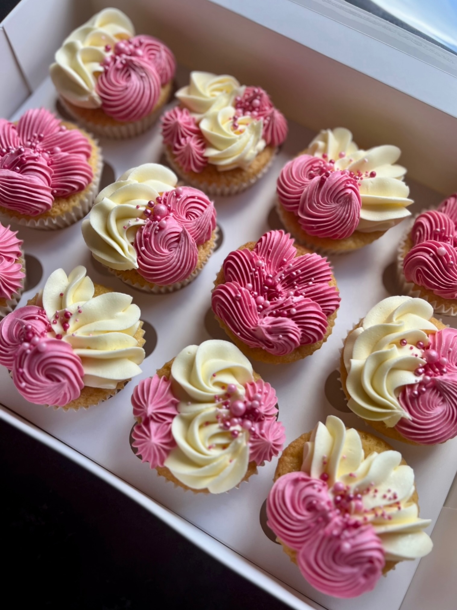 Who doesnβt love a pink moment π
.
.
.
#cupcakes #cupcakesofig #pink #bakers #cakedecoration