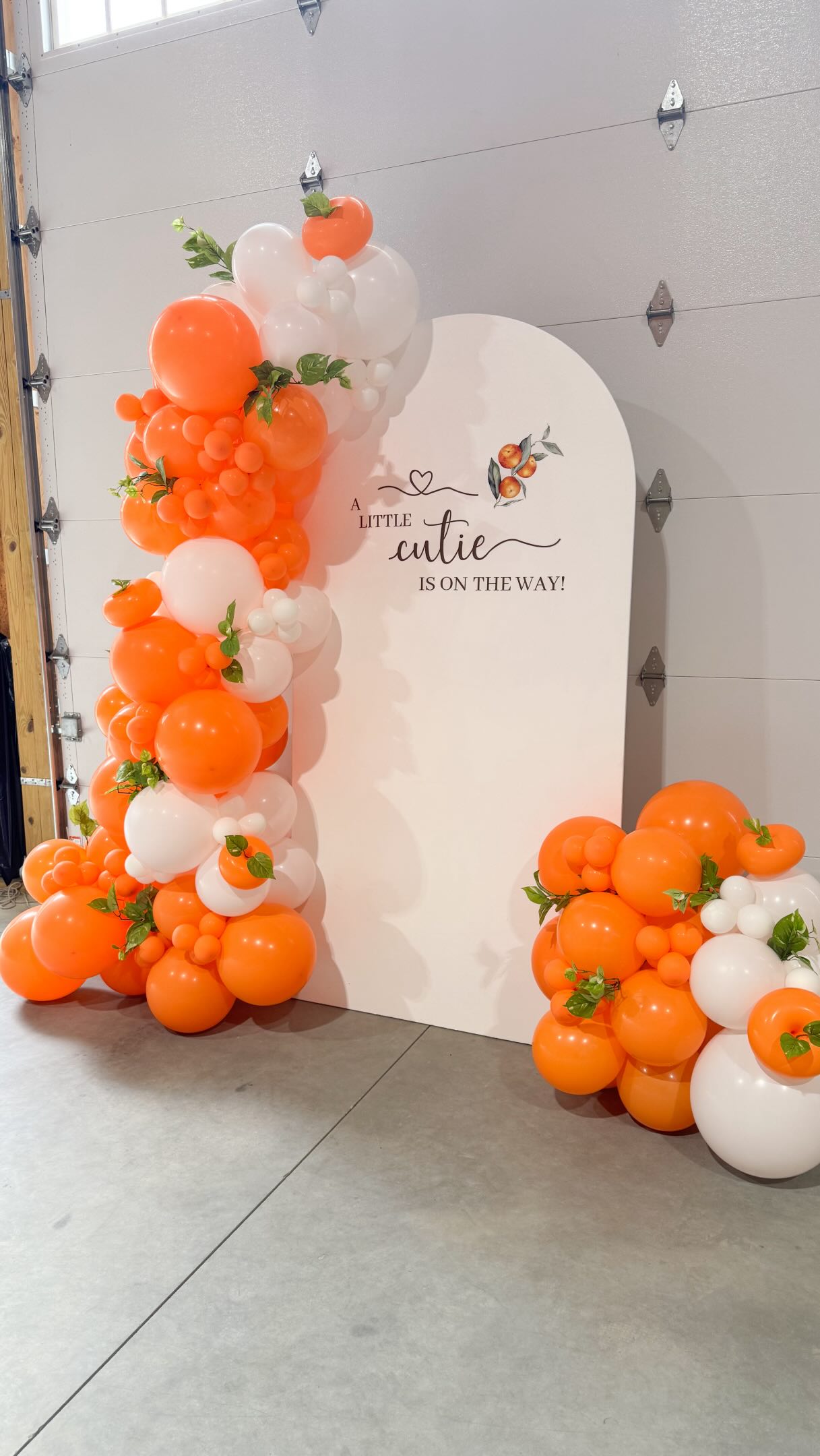 A cutie is on the way! 🍊 Don’t tell anyone but… these arch rental and garland combo installs may just be a fave, especially when the theme is this cute! 🤭
#cutie #babyballoons #balloondecor #charlottenc #lakenorman