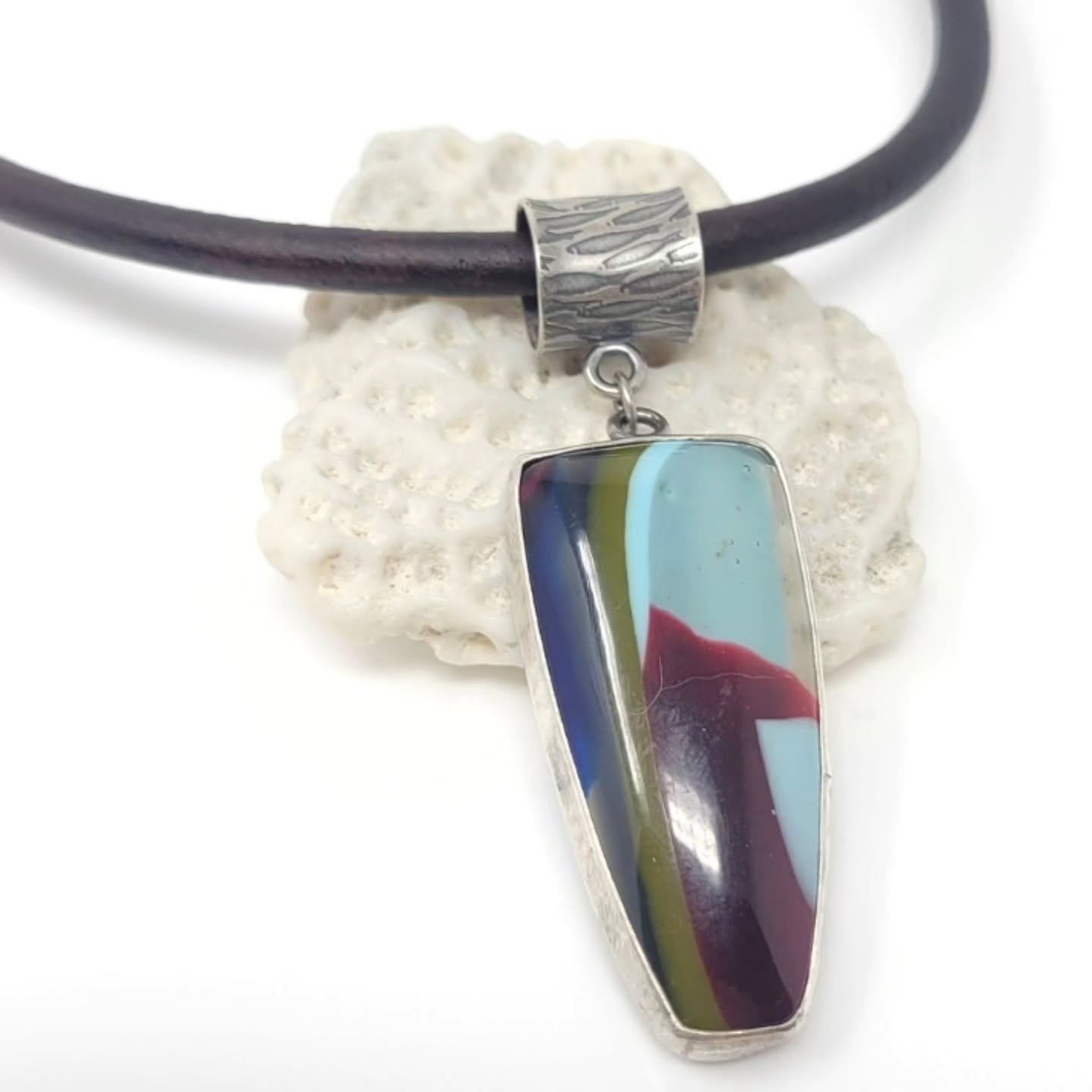 Beach vibes and surfboards? You bet!
This one-of-a-kind Surfite pendant began as colorful layers of resin from handcrafted surfboards in Southern California. Reclaimed, cut, polished, and transformed into wearable art. 🌊
Surfite hand cut by Gary @rockhoundgaryb