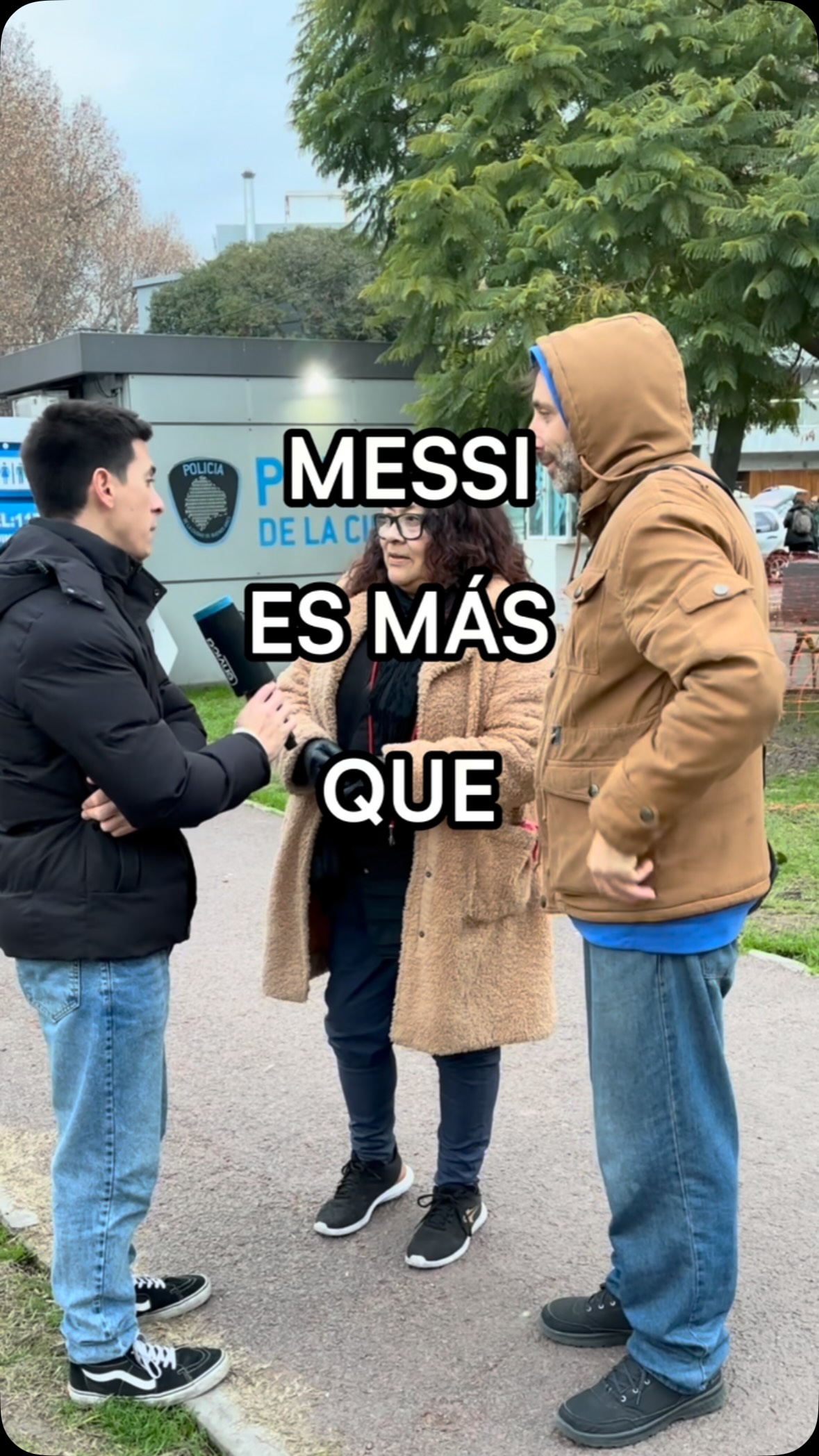 ¿Cuánto defendemos a Messi y a la Selección?
Lo pusimos a prueba junto a un actor cómplice que criticaba al equipo argentino
Actor @morellirenzo
Camara @jorgevargascam
#messi #argentina #seleccion #futbol