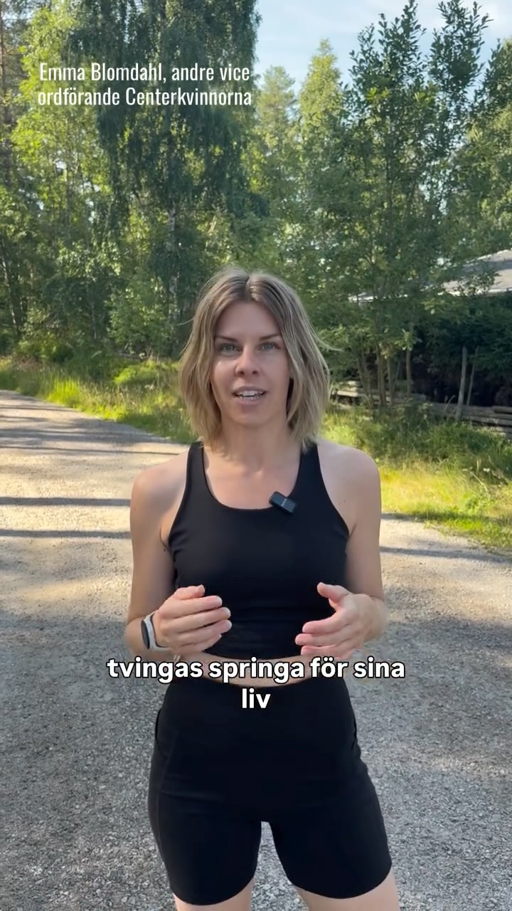 Ingen ska behöva välja mellan våld och hemlöshet.
För många kvinnor är bristen på en trygg bostad det som gör att de stannar kvar i en våldsam relation.
Så ska det inte vara.
Därför vill Centerkvinnorna införa en nationell bostadsgaranti för våldsutsatta. När någon tar steget att lämna våld ska samhället möta henne med trygghet – inte fler hinder.
💚 Trygghet ska aldrig bero på om du lyckas hitta en bostad.
#centerkvinnorna #centerpartiet #mänsvåldmotkvinnor #gömdakvinnor