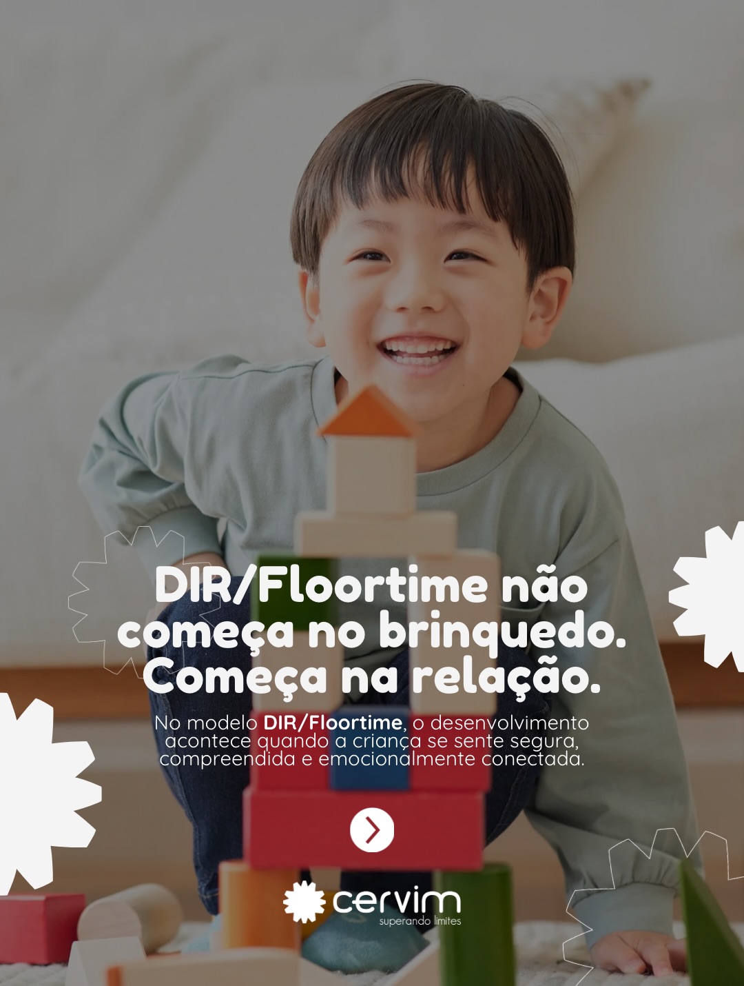 O nome Floortime pode dar a impressão de que tudo acontece “no chão” ou durante uma brincadeira. Mas a essência desse modelo vai muito além disso.
O DIR/Floortime é um modelo de desenvolvimento que considera três pilares fundamentais: o estágio de desenvolvimento da criança, suas diferenças individuais, especialmente sensoriais e motoras, e o papel das relações como motor do aprendizado.
Brincar é importante, mas o que realmente promove desenvolvimento é a qualidade da interação. Quando um adulto acompanha os interesses da criança, responde às suas iniciativas e constrói momentos de troca genuína, favorece o desenvolvimento da comunicação, da regulação emocional, da interação social e do pensamento.
Por isso, no CERVIM, valorizamos um cuidado que envolve não apenas a criança, mas também sua família e os ambientes onde ela vive. Afinal, o desenvolvimento acontece nas relações que ela constrói todos os dias. 💙
#dirfloortime #desenvolvimentoinfantil #reabilitação #Cervim20Anos