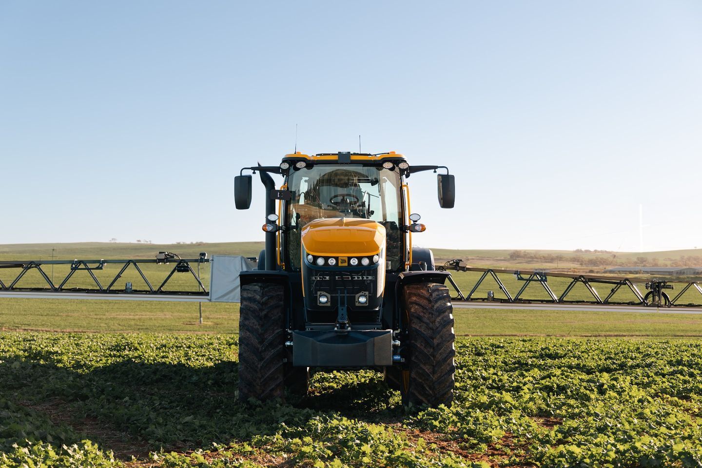 JCB Fastrac leading the way, with a Horsch trailed sprayer working behind it.
Power, speed, and precision in the paddock.
