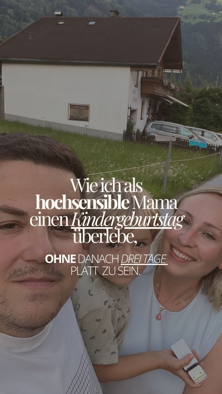 Heute vor 4 Jahren hast du mich zum glücklichsten Menschen gemacht. 🥹
Ich hatte keine Ahnung, was auf mich zukommt – doch du machst unser Leben komplett.
Ich werde immer alles für dich geben. Dich mit Liebe und Magie überschütten. Dir zeigen, was Respekt heißt und wie man seine Grenzen setzt.
Mögest du einer der Garrett Grahams 🏑 im echten Leben sein 😉 – und ein wundervolles, freies Leben führen.
Und um dich heute zu feiern, fahren wir in den Märchengarten. 🎠
Viele Reize. Viel Trubel. Laut, warm, wuselig.
Und ja – mein Sohn ist auch sensibel. Deshalb bekommt er heute seine Kristallkette um, die ihm hilft, die vielen Eindrücke zu filtern. Ich rüste ihn liebevoll aus, statt ihm zu sagen, er soll sich „ein dickeres Fell wachsen lassen“.
Ich will, dass er weiß: Ich sehe dich. Ich sehe, was du brauchst – und ich geh darauf ein.
Gerade bei Jungs ist das so selten. Sie sollen stark sein, sich zusammenreißen, nicht „so empfindlich“ tun. Ihre Gefühle werden oft übersehen. Ich möchte ihm ein Vorbild sein und ihm zeigen: Wir können all diese Dinge machen – den lauten Märchengarten, das Fest, die Welt da draußen. Aber so, dass sie uns guttun. So, dass wir dabei bei uns bleiben.
Er wird nie hören „stell dich nicht so an“. Er wird hören: „Komm, ich zeig dir, wie’s geht, ohne dass es zu viel wird.“
Ich will mich nicht mehr einschränken lassen. Nicht von meiner Panik, nicht von meiner Migräne, nicht von meiner Hochsensibilität.
Ich will leben. Fühlen. Mit allem, was ist.🌸💕🌞🧚
Darum feiern wir heute und das ganze Wochenende 🙏🏽
So - und wie ich diese Zeit „überlebe“? Mit vielen kleinen Pausen, mit einer Roll On Mischung aus ätherischen Ölen, meiner Kristall-Kette und weil ich mir bewusst nur Zeit für mich nehme, bevor es los geht. Akku aufladen, Dinge abgeben und dann Leben 💕