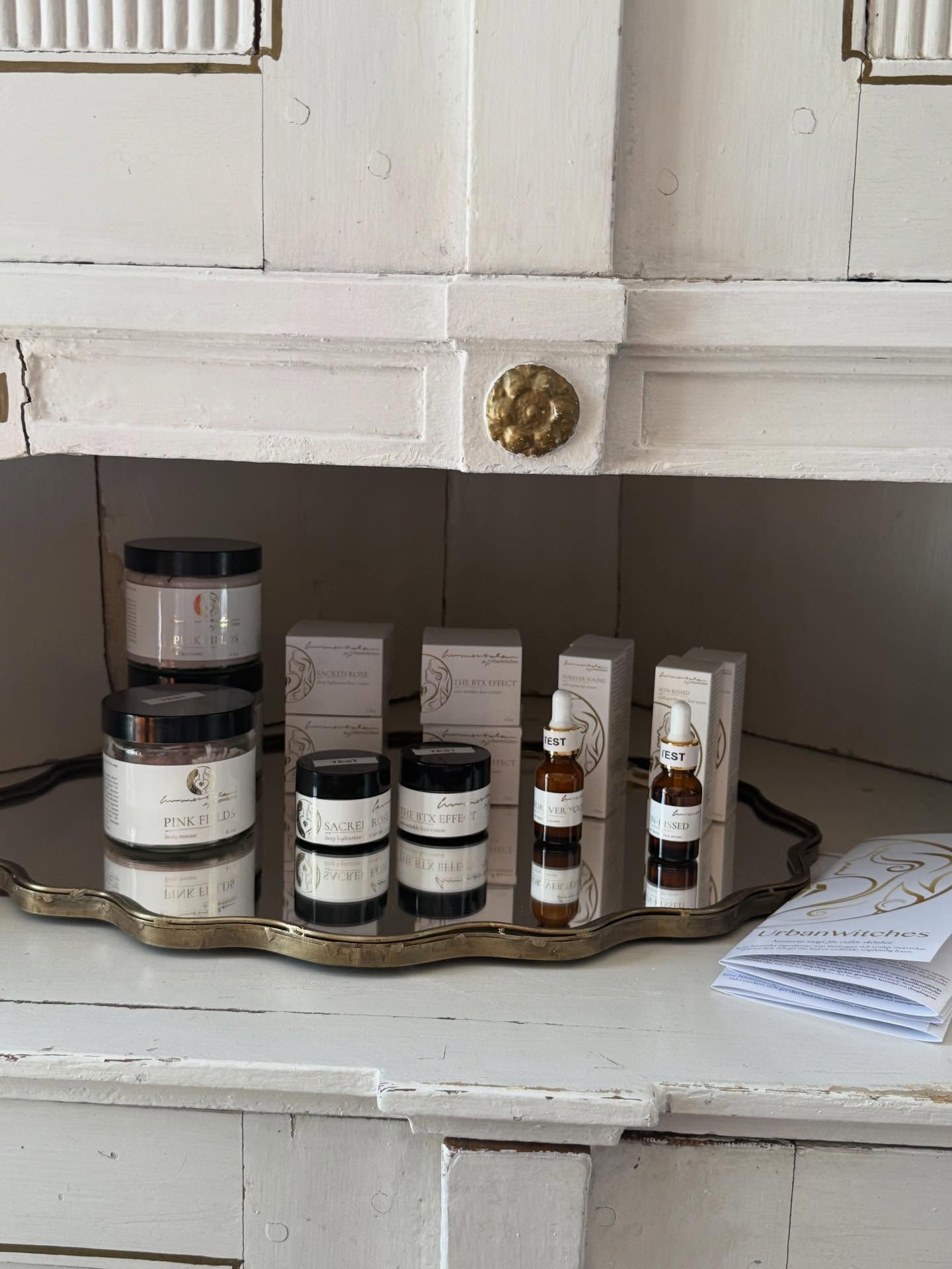 Weâre beyond excited to announce that Urban Witches has arrived at Knekten & Diplomaten @knektenochdiplomaten in the heart of Ăsthammar. â¨
Nestled at Drottninggatan 12, this beautiful boutique and cafĂŠ is a destination in itselfâthoughtfully curated with timeless interiors, local craftsmanship, independent brands, and exceptional coffee. A place where quality, beauty, and conscious living come together. (Knekten & diplomatenâ ďżź)
Weâre honored to have Urban Witches become part of their carefully selected collection.
If youâre exploring Roslagen this summer, make sure to stop by. Browse unique finds, enjoy a cup of beautifully crafted coffee & pastries, and discover our luxury organic skincareâcreated to nourish your skin with the purest botanicals and the power of nature.
Thank you, Knekten & Diplomaten, for welcoming us into your beautiful space. đ¤
đ Knekten & Diplomaten
Drottninggatan 12, Ăsthammar
#UrbanWitches #CleanBeauty #LuxurySkincare #OrganicSkincare #ConsciousBeauty