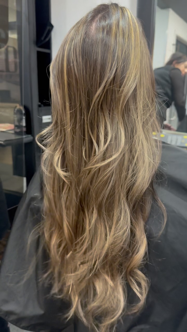 From grown - out highlights to a golden lived - in blonde. ✨
#glohairdressing #wella #blonde #highlights #blondorwella