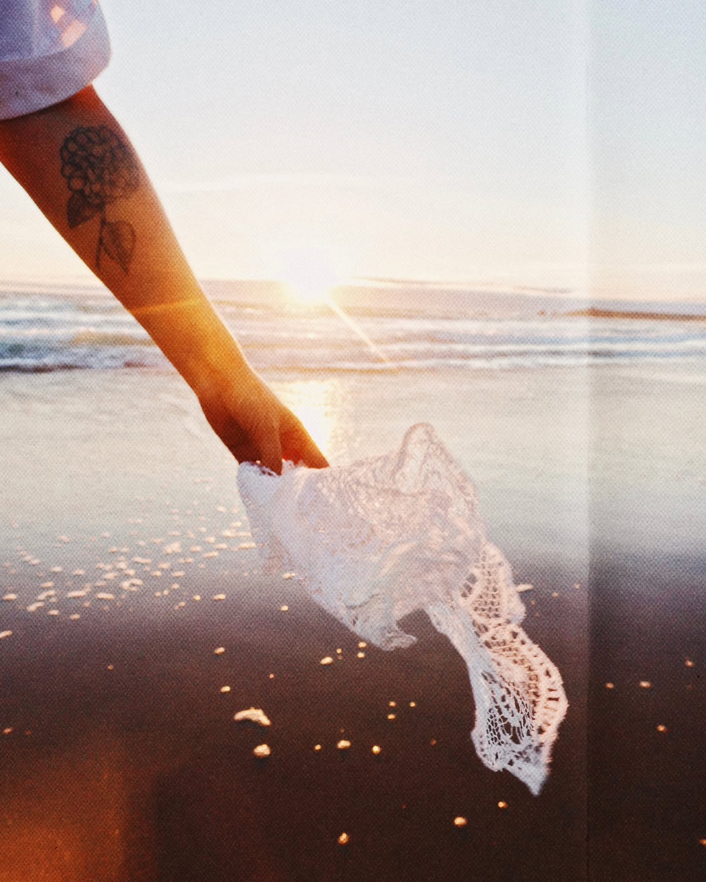 🌞 Entre ciel et mer 🌊
Mon atelier, mon univers, sont tissés de ce lien indéfectible avec la Bretagne.
Plus qu'une source d'inspiration, c'est l'âme de chaque création. Mes racines s'étendent ici, portées par les embruns et mon amour des fleurs. C'est de cette alchimie entre la terre ferme et la mer infinie que naissent mes créations.
📸 Photos by @seenbyuna
#AtelierSalem #Quiberon #artisanatbreton #faitmainenbretagne #bougieartisanale