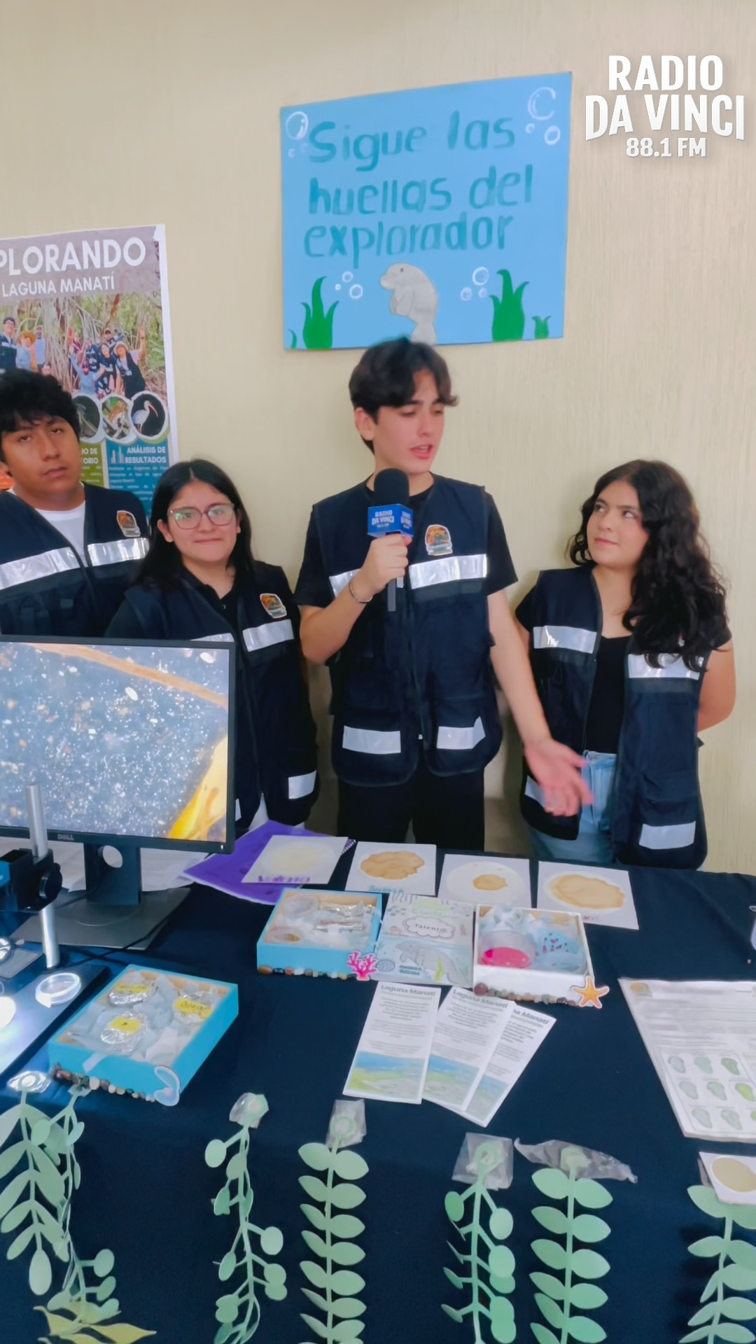 🔬🧪 Las y los estudiantes de secundaria fueron los protagonistas durante la clausura del Programa de Fomento a las Vocaciones Científicas del Centro de Investigación Científica de Yucatán (CICY).
En este espacio, algunos de los participantes compartieron con los micrófonos de Radio Da Vinci 88.1 FM los proyectos científicos que desarrollaron a lo largo del programa, demostrando su creatividad, entusiasmo y el conocimiento adquirido durante esta experiencia.
Cada exposición reflejó el interés de las y los jóvenes por la ciencia, así como el impacto que este programa tiene al impulsar las vocaciones científicas y acercar nuevas oportunidades académicas y profesionales a las futuras generaciones.
🎙️ En Radio Da Vinci 88.1 FM continuamos llevando hasta ti las historias que inspiran, impulsan el conocimiento y promueven el talento de nuestra comunidad.
#ciencia #tecnologia #radiodavinci @cicyoficial #cienciaparaadolescentes @davincicancun