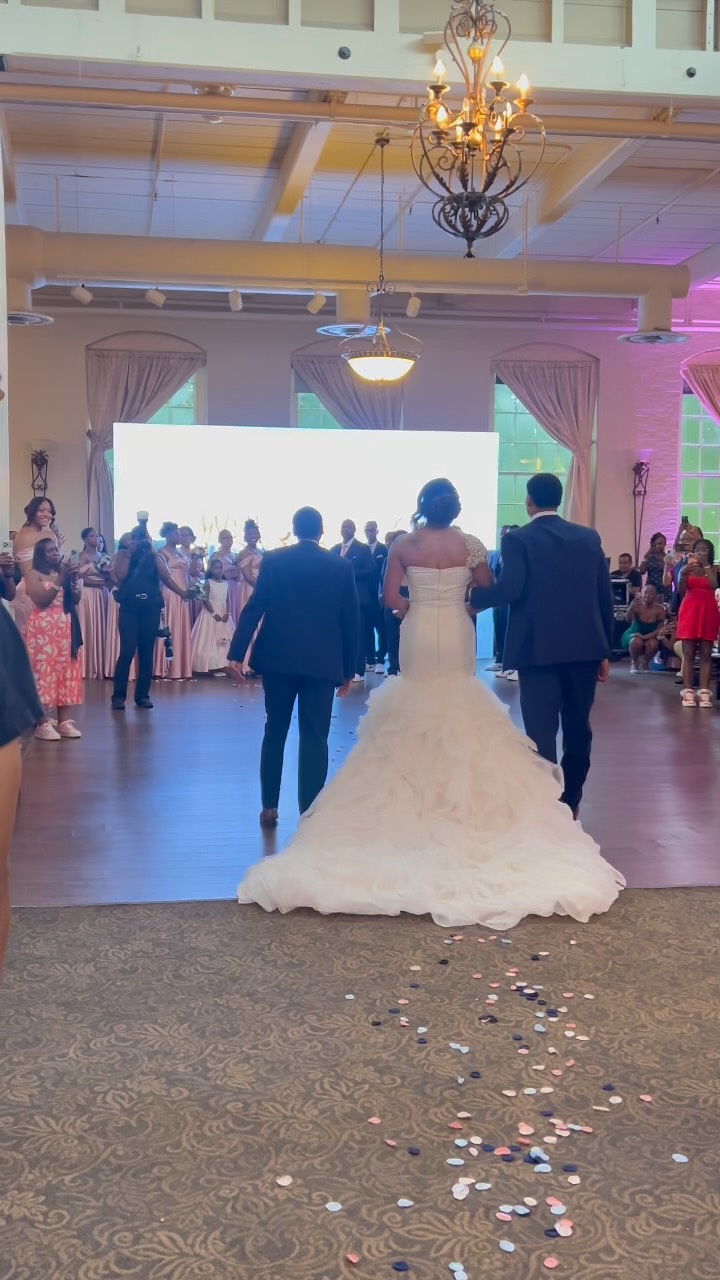 FUNFACTS: For the first time in my 22 years of making dresses, I cried at the fitting and on the wedding day too! I mean…this wedding dress was everything and more.
👗 @tolbespoke