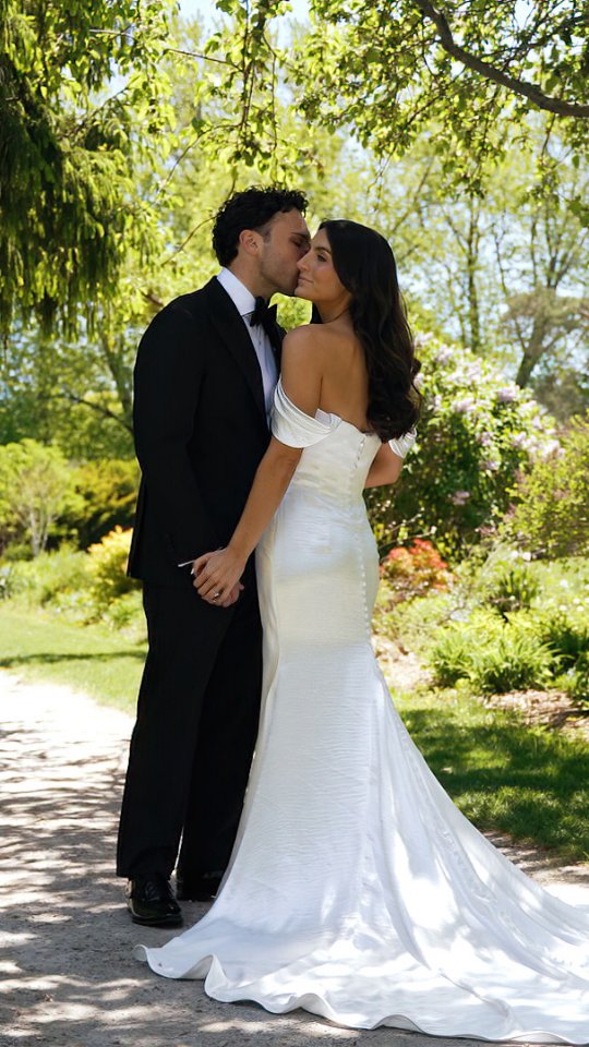 Alexa and Grant share their heartwarming vows under the Chuppah at the Guild Inn Estates!
Planner @alanaswoonevents
Videographer @archiveweddingsca
Photographer @assaf_friedman
Venue @theguildinnestate
Make Up @otgstudio
Hair @thehairguy.to
Florals + Candles @flowertreasures_
Floor Decor @axemediagroup
Furniture & Decor Rentals @element_event_solutions
Chuppah @chuppah.ca
Cantor @coolcantor
Content @alessyabaggettadesigns
DJ/AV @solepowerproductions