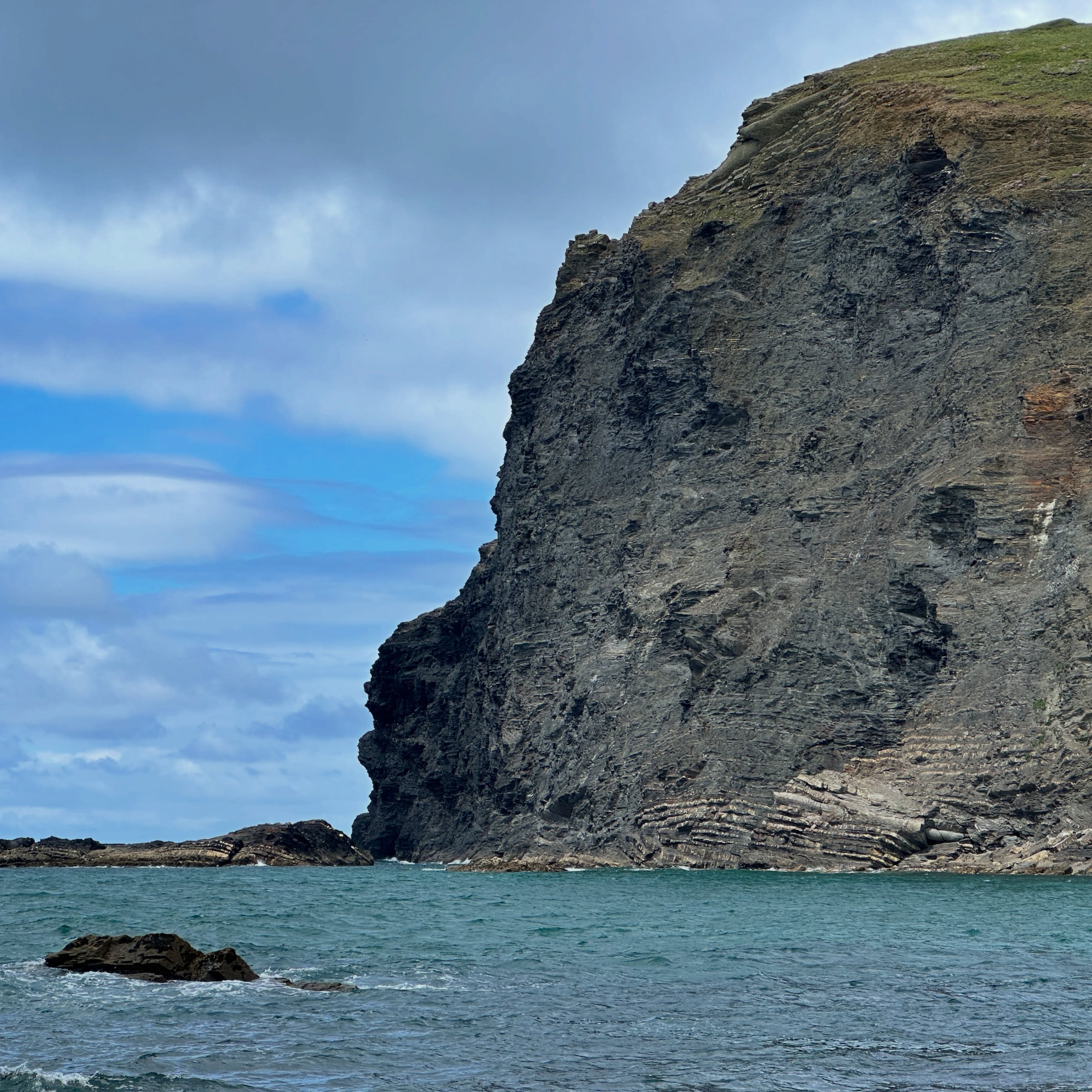 The spectacular 100 m high cliffs at Crackington Haven. Can anyone spot the isoclinal folds??
The sandstones and mudstones of the Crackington Formation (this being the type locality) that crop out along this stretch of coast reveal some spectacular structural geology.
Whilst not as famous as those exposed a bit further up the coast at Millook, there are still really picturesque folds and faults here, along with more of an opportunity to get parked and have an ice cream!
#crackingtonhaven #cornwall #structuralgeology #geology #geologyrocks