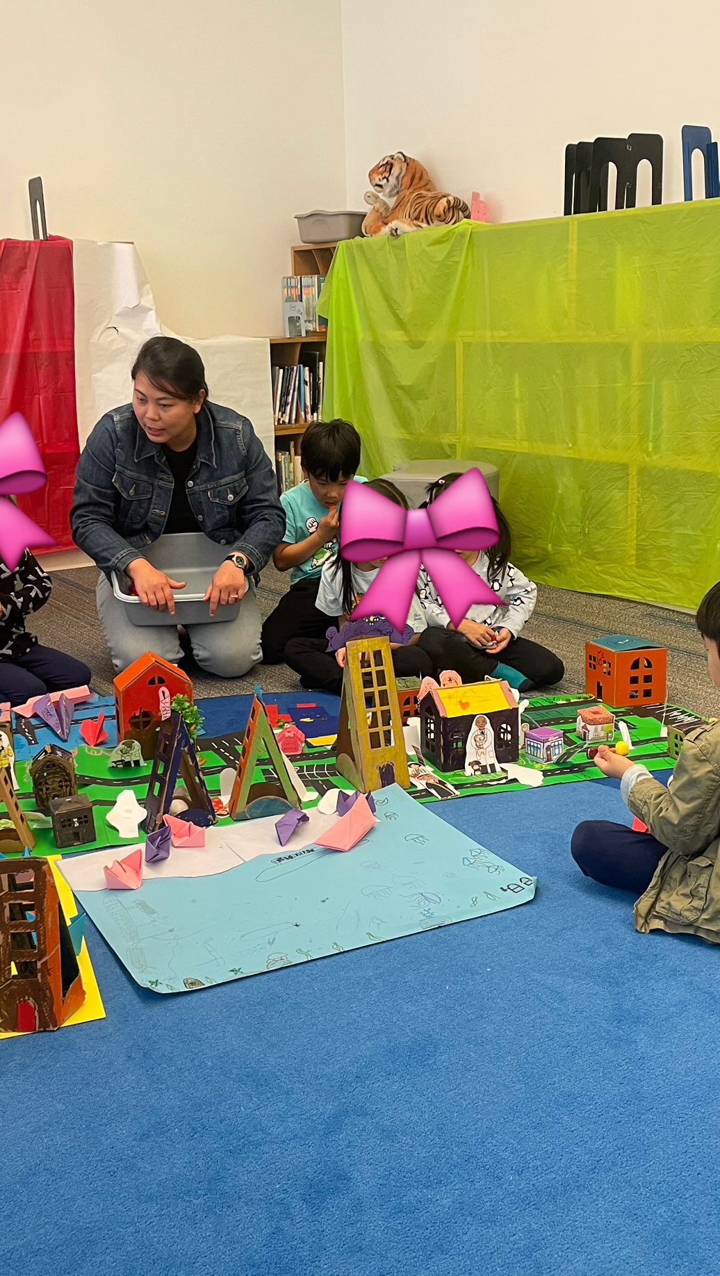 🌆 Mandarin Immersion Summer Camp · Week 1 & 2 Recap
Our Little City Designers!
The first two weeks of our Mandarin Immersion Summer Camp were all about city design
Our learners explored new Mandarin vocabulary and then teamed up to build their very own cities.
Their creations included:
🏥 Hospitals
🛫 Airports
🚓 Police Stations
🏠 Homes
🛣️ Roads
🌉 Ports
…and all the essential elements a city needs!
From learning words, to planning layouts, to hands‑on building, the kids were fully engaged.
Their teamwork, creativity, and imagination truly shined.
We’re so proud of our little city designers and everything they accomplished ❤️
#MandarinImmersion
#SummerCamp2024
#CityDesignerTheme
#KidsLearningChinese
#SummerCampFun
#ProjectBasedLearning#vancouvermandarinschool #summercamps