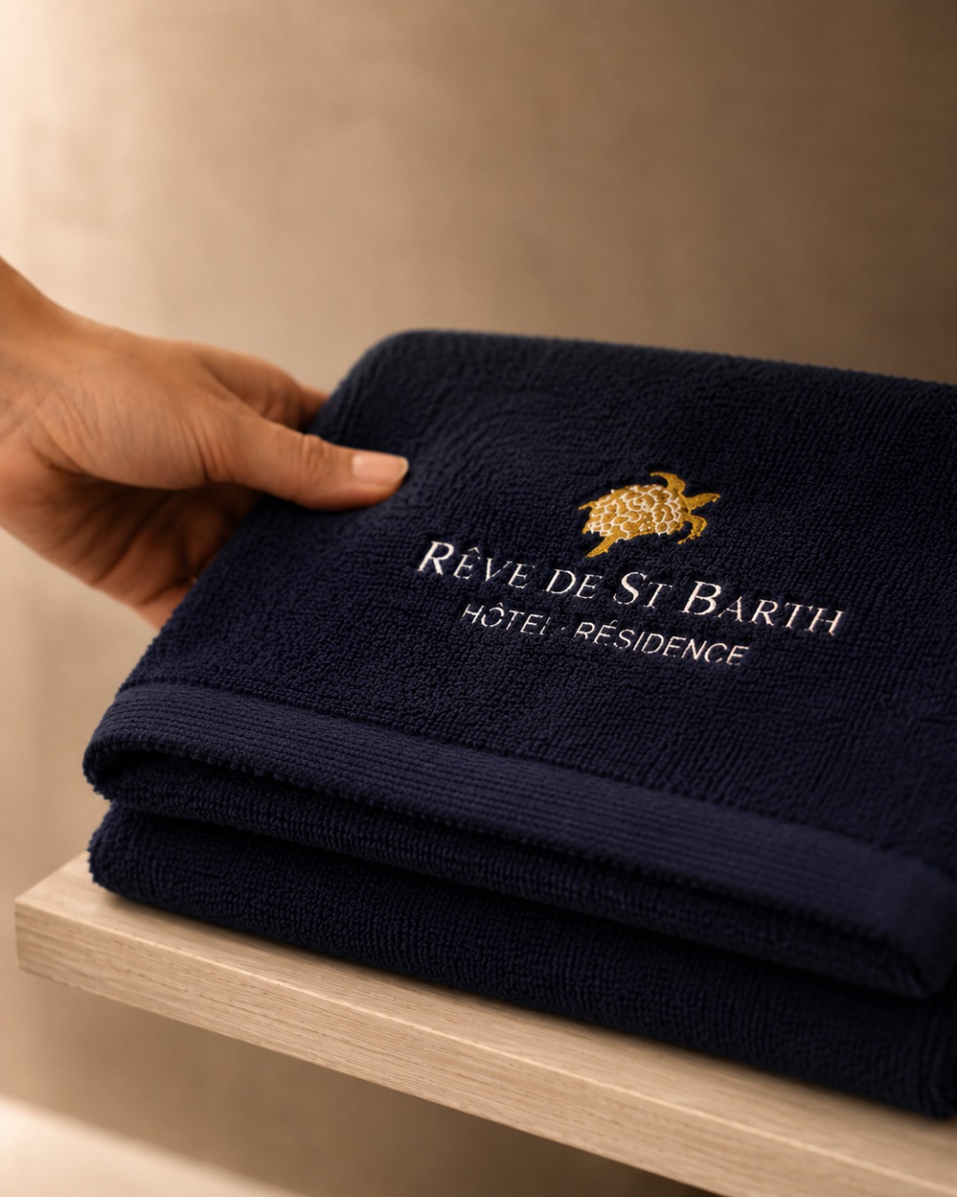 🇫🇷 Le luxe se révèle souvent dans ce que l’on remarque à peine.
Un geste précis, une matière choisie, une attention portée à chaque détail.
Chez Rêve de Saint-Barth, chaque instant est pensé avec justesse pour offrir bien plus qu’un séjour : une sensation de confort absolu.
___ ___
🇬🇧 Luxury often reveals itself in the details you almost don’t notice.
A precise gesture, a carefully chosen texture, an attention to every detail.
At Rêve de Saint-Barth, every moment is thoughtfully curated to offer more than a stay: a true feeling of absolute comfort.
#SaintBarth #Luxury #bathroom #stbart #island