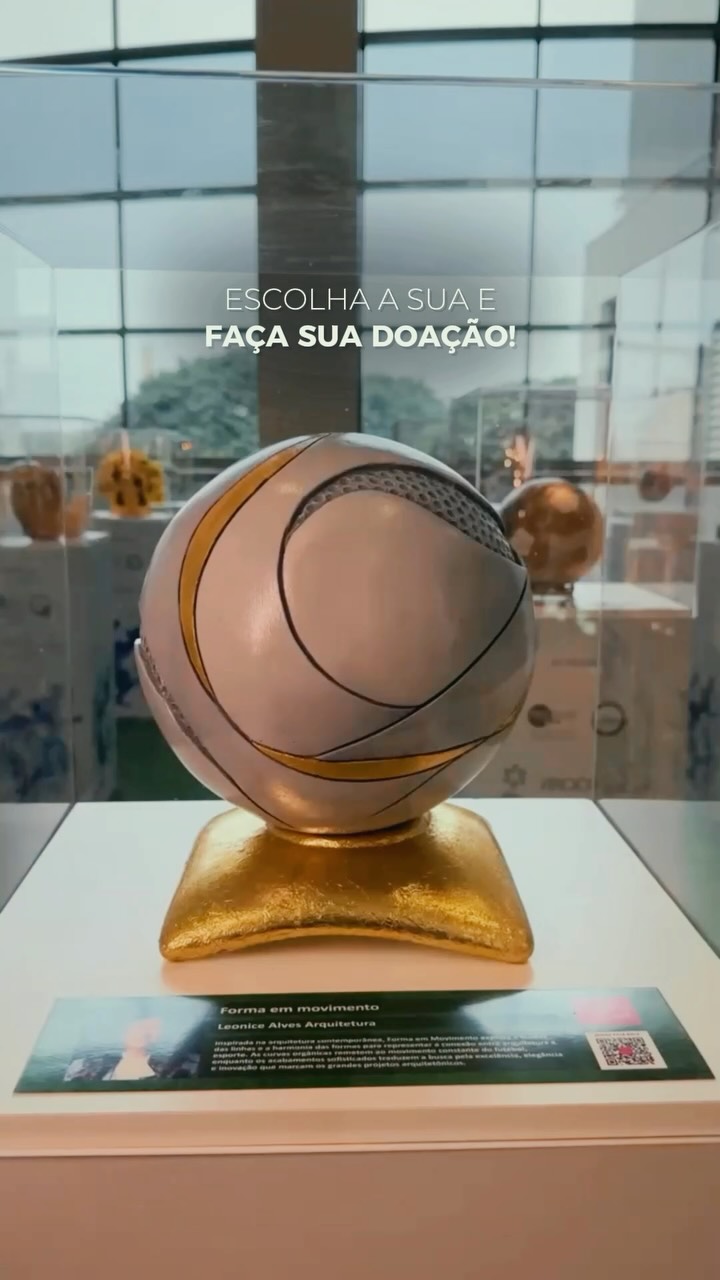 Nenhuma obra é igual à outra.
Cada criação carrega a identidade, a sensibilidade e o olhar de quem a imaginou.
Neste vídeo, reunimos mais algumas histórias e conceitos que deram vida às bolas do Ball.art, mostrando como a arte pode inspirar, emocionar e, acima de tudo, transformar vidas.
Faça uma doação para a Fundação Edmílson.
Acesse www.ballart.poloalphaville.com.br e escolha a obra que mais conectou com você.
