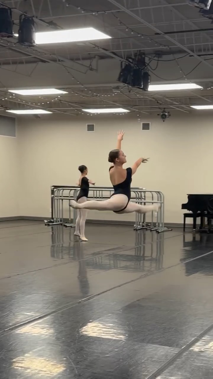 Flying through week 5 featuring @ruby.w.dancer executing her grand allegro with ease!
#littletonballetacademy #lba #grandallegro #summerintensive2026 #balletdancer