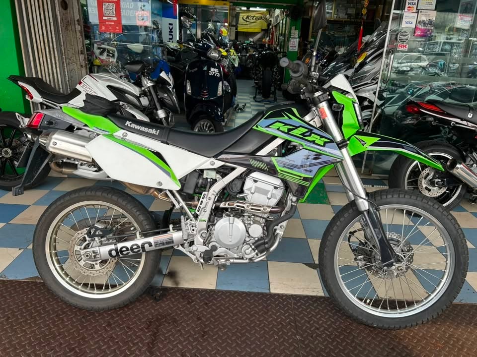 HOT HOT SALES!!😍HOT TRADE IN !!!! 2018/19 KAWASAKI KLX 250 -S !!READY STOCK !!!ORIGINAL CONDITION !!! VIEW TO BELIEVE..!!!😍👍 DONT MISS IT !!! VERY WELL MAINTAINED UNIT!! FOC BRAND NEW ENDURO TIRES!!
BRAND: KAWASAKI
MODEL: KLX250-S
YEAR: 2018
REGISTERED: 2019
MILEAGE: 33K KM ONLY
PRICE : RM 14,899
🎉🎉🎉🎉SIAPA CEPAT SIAPA DAPAT
HOT ITEM !!!🎉🎉🎉
FEATURES
1)FUEL INJECTIONS
2) ORIGINAL CONDITION
DEPOSIT / DOWN PAYMENT RM 3000
LOAN MAX - 5YEARS/TAHUN
LOWEST INTEREST MARKET FINANCING RATES % or above
****T&C APPLY ****
AVAILABLE 👍👍
-S PAY LATER MOTORCYCLE ✅( SHOPEE)
-✅CREDIT CARD 0% INSTALLMENT SCHEME AVAILABLE ✅
-CALL 03-78765497 OR -WHATSAPP 012 7892173
✅ FOR FULL DETAILS 👌👌T&C APPLY
LOAN APPLICATION REQUIRED DOCUMENTS
-EMPLOYED APPLICANT
1) IC
2) 3 MONTHS LATEST PAYSLIPS
3) 3 MONTHS BANKSTATEMENT
4) EPF
SELF EMPLOYED APPLICANT
1) SSM
2) 6 MONTHS LATEST COMPANY BANK STATEMENT
***T&C APPLY***
FREE ITEMS 🎁
HELMET FULL FACE
RIDING JACKET
2x LABOUR FREE SERVICES
***********************************
Contact us before its too late ✅
CHIA MOTOR SDN BHD
WhatsApp - 012 7892173
Email-chiamotorracing@yahoo.com
Tel: 03-78765497☎️
Address: No. 11, Jln 21/17, S.E.A Park 46300 Petaling Jaya, Selangor. ( opposite MAYBANK)
Facebook : chia motor sdn bhd
Office hour: Monday - Saturday 9:00am - 7:00pm
Sunday - Closed
CHIA MOTOR SDN BHD is a company that runs High Power Motor deal since 1967.
WE PROVIDE MOTORCYCLES SERVICES SUCH AS
BUYING/SELLING / TRADE-IN / SERVICE & REPAIR / TOWING BREAKDOWN / ACCIDENT CLAIM / RIDING GEAR & ACCESSORIES ✅🔧🤝
Why buy from us?
Chia Motor being Operating Motorcycles dealerships and Trusted Dealer Since 1967 . Authorised dealers brand such as Kawasaki , Suzuki , Alpinestars,Modenas , imported motorcycle brand and more.
Chia Motor also Own In -House Racing Team for more than 40 years and Multiple National Championships.
From Riding EXPERIENCE to Technical ADVISE… WE HERE TO CARE 🤝❤️💪