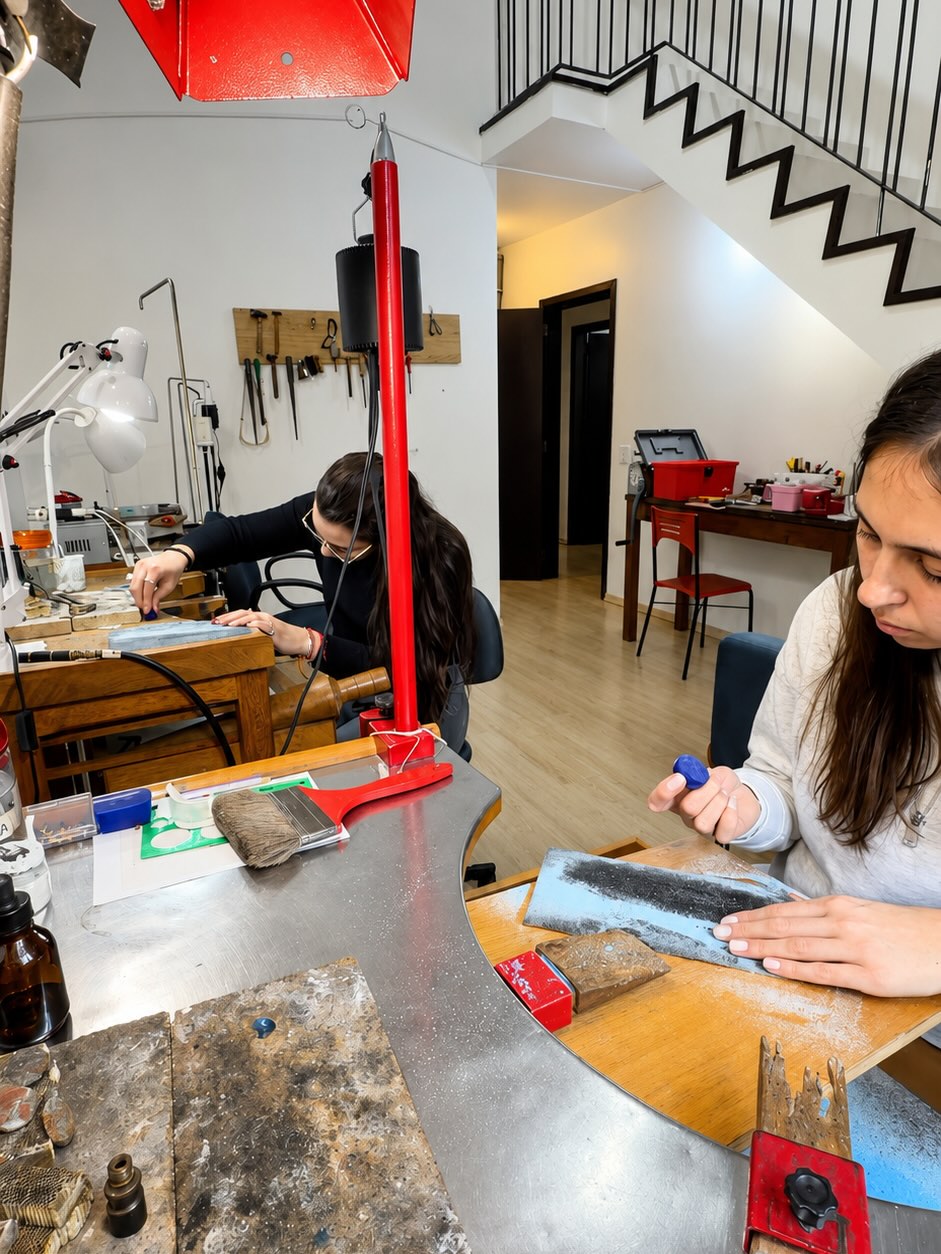 Toda técnica abre uma nova porta para a criatividade…
A modelagem em cera não é um conhecimento obrigatório para quem deseja aprender joalheria. Nossos outros cursos podem ser realizados sem ela.
É nesse encontro entre imaginação, técnica e experimentação que novas ideias ganham forma. Primeiro na cera, depois em joias que contam histórias.
Na Criatività, cada nova técnica é mais uma ferramenta para transformar criatividade em joias. 💛
#criativita #modelagememcera #portoalegre