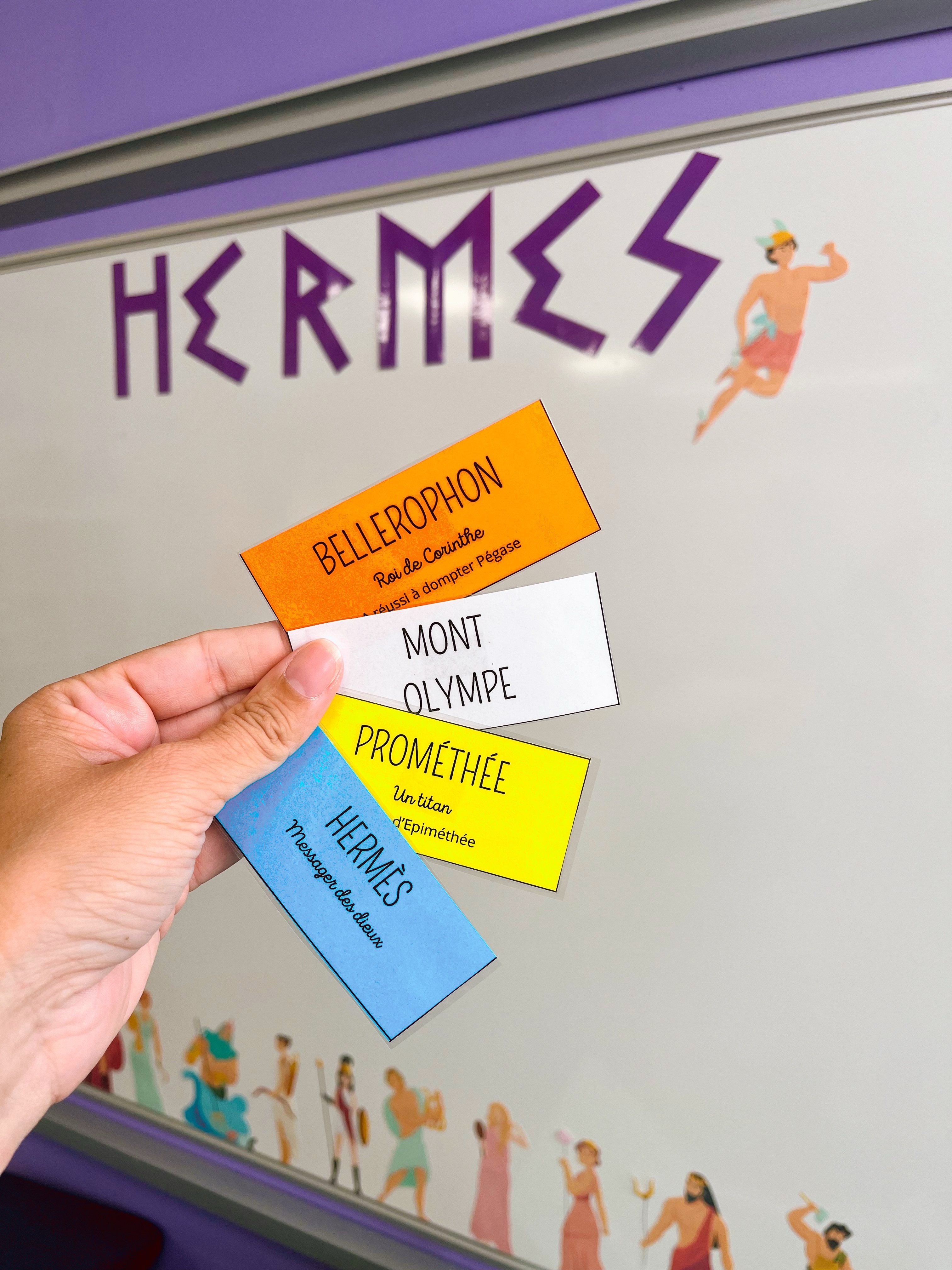 H•E•R•M•È•S
▶️ Qui souhaite que je mette les étiquettes personnages et lieux sur le blog ?
Cette année c’est reparti pour Hermes que j’ai fait il y a deux ans dans ma classe de CM.
Pour l’occasion j’avais écrit chaque personnage à la main sur des étiquettes de couleur quand on rencontrait les personnages !
Je les avais toutes gardées alors je les ai faites sur l’ordi comme celles d’Ulysse l’an dernier !
J’ai installé, avant le départ en vacances, sur mon tableau au fond de la classe, les personnages et Hermes en lettres violettes !
Au fur et à mesure de la lecture nous y accrocherons les personnages rencontrés ainsi que le lieu dans lequel nous sommes ! (Voir photo pour Ulysse cette année).
Ça aide beaucoup les élèves à se repérer et ça les aide aussi pour l’orthographe des noms lors de la phase de production d’écrits.
C’est parti pour une nouvelle année mythologique !
Maitresselili_lh ✨
#maitresselililh #teampe #cm1 #cm2 #maitresse