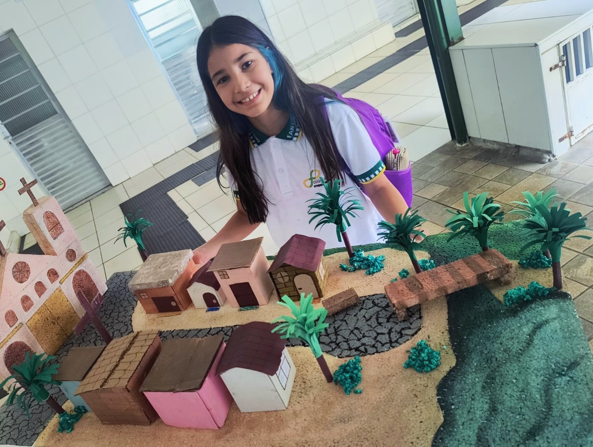 🌿 Conhecendo nossas raízes!
Os alunos do 5º ano deram um verdadeiro show de criatividade ao produzirem lindas maquetes representando a antiga Vila de Sumaúma, atual Marechal Deodoro.
A atividade de História e Geografia de Alagoas proporcionou aos estudantes a oportunidade de conhecer um pouco mais sobre a formação do nosso estado, valorizando seu patrimônio histórico e cultural, além de estimular a criatividade, o trabalho em equipe e a pesquisa.
Parabéns a todos os alunos pelo empenho, dedicação e capricho em cada detalhe! 👏💚
#colegiofantastico #colegio #maceio #alagoas #nordeste