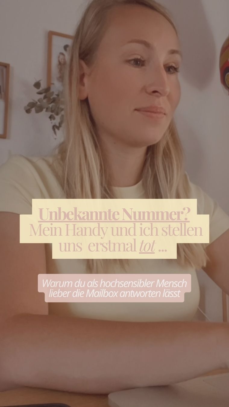 Luki sagt immer: „Geh doch einfach ans Handy.“
Und ich denk mir nur: Äh Hallo?? Da ruft jemand UNBEKANNTES an. Da geh ich doch nicht dran. 😄
Ne, echt jetzt. Das Handy klingelt, ich seh die fremde Nummer – und erstarre. Ich lass es klingeln und hoff, dass die Person mir was schreibt. Irgendwas, das ich lesen kann, wenn ich so weit bin.
So ein Anruf aus dem Nichts will ja sofort alles von mir. Sofort reden, sofort reagieren, ohne dass ich mich vorbereiten konnte. Und genau das macht mich fertig – nicht das Telefonat selbst, sondern das Reingerissen-werden mitten aus allem raus.
Ich dachte, ich sei nur komisch – aber anscheinend ist das so ein Ding bei uns Hochsensiblen. 🤭
Und weißt du, was der Unterschied ist zwischen früher und heute? Früher hab ich mich dafür geschämt. Heute weiß ich, warum mein System das braucht – und hab ein paar kleine Werkzeuge, die mir in genau solchen Momenten helfen.🙏🏽
Falls du das kennst und endlich verstehen willst, warum du so tickst – ohne dich weiter „zu viel" zu fühlen: Genau dafür hab ich „Zart besaitet" gemacht. 🤍
5 Tage, kleine Telegram-Gruppe, ganz in deinem Tempo. Am 8.8. gehen die Türen auf.
Schreib mir ZART in die Kommentare – dann schick ich dir alles dazu. 💛
Und speicher dir den Reel für den nächsten unbekannten Anruf, bei dem du dich fast schlecht gefühlt hättest, obwohl du nichts falsch machst.