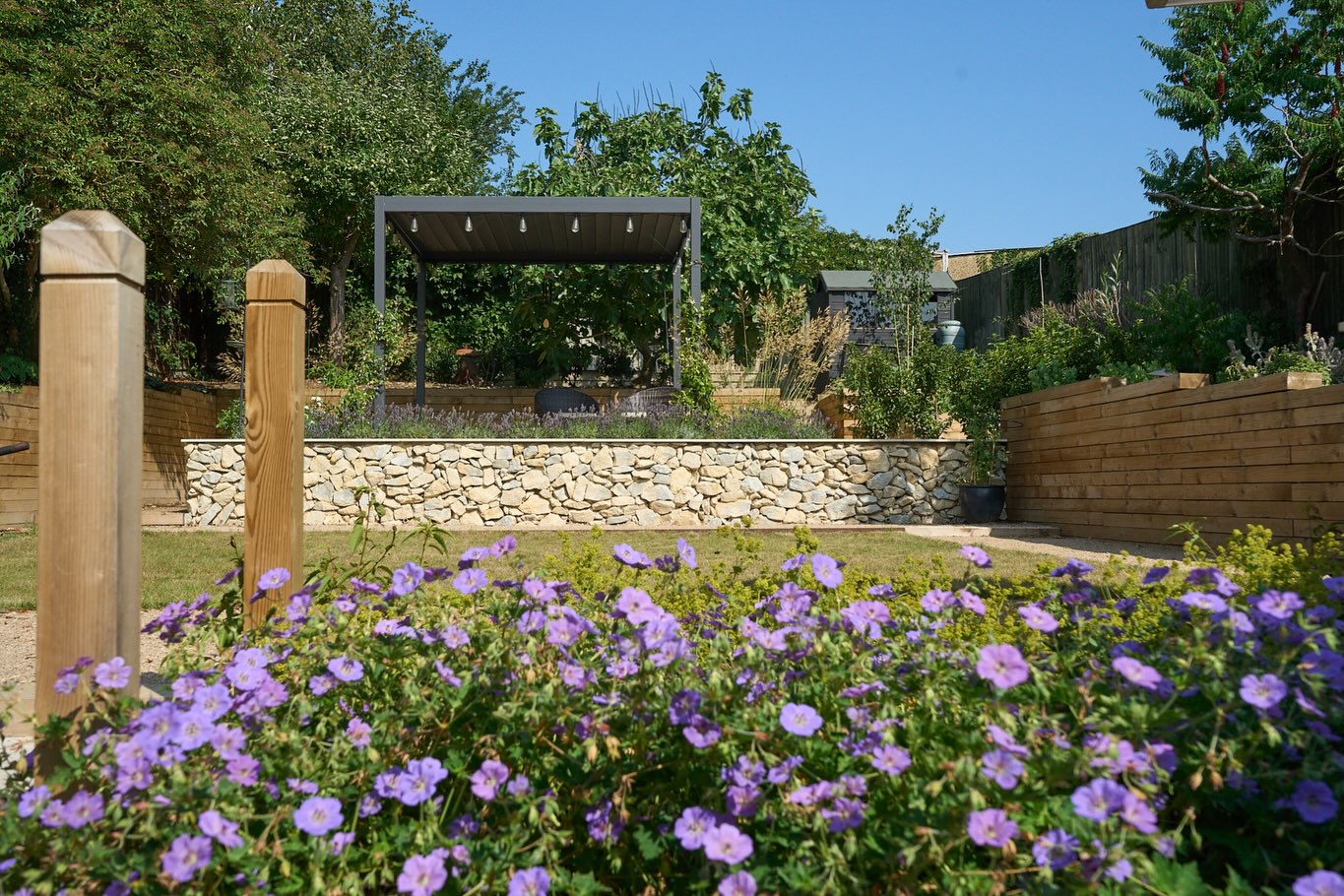 🍏 A visit to a garden completed last year to view progress. It’s been a challenging year for new plants but the client has worked really hard and the garden is thriving. Some areas to revisit in the autumn and this goes to show that a successful project is the collaboration between the client, designer and contractor to ensure the garden develops as planned. Unlike a new kitchen, gardens grow, evolve and there are successes and failures, particularly in the first year or so. We’re thrilled to see this one glowing in the sunshine and being enjoyed by the clients. @conwaylandscapes @jenniepalmerlondonstone @_londonstone @griffinnurseries @northhillnurseries