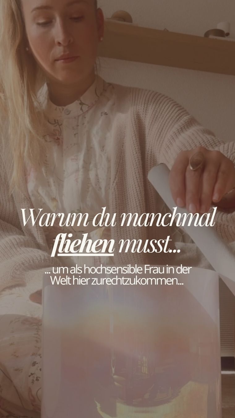Ja, ich flüchte regelmäßig aus meinem Alltag… In Serien. In Bücher. In andere Welten.🧚🌻🌙
Und lange hab ich mich dafür geschämt. Weil es hieß: „Du rennst nur vor deinen Problemen weg.“ Als wär das was Schlechtes. Als müsste man immer stark sein und durchhalten.
Doch warum hat sich die Flucht nie falsch angefühlt? Sondern immer nur die Kommentare anderer, die es ja „besser“ wussten?!
Weißt du, Für ein feines System ist genau diese Flucht überlebenswichtig.
Wir hochsensiblen Frauen tragen so viel. Mama sein. Arbeit. Partnerschaft. Die Stimmungen von allen um uns herum. Unser System ist ständig auf Empfang, ständig am Verarbeiten. Und irgendwann braucht es einfach Raum. Eine Pause. Einen Ort, an dem für einen Moment mal nichts von uns gewollt wird.
Diese Stunde mit einem Buch. Ein ganzes Wochenende am Ende der Welt & das Handy aus… Diese Folge, in der ich ganz woanders bin. Das ist kein Weglaufen. Das ist Auftanken. Damit ich danach wieder da sein kann – für die, die ich liebe.
Du musst dir diese Fluchten nicht verdienen. Du darfst sie dir nehmen.
In Zart besaitet lernst du, für dein feines System zu sorgen, ohne schlechtes Gewissen. 5 Tage, kleine Telegram-Gruppe, Start 8.8. 💛
Kommentiere „Flucht“ und ich sende dir den Link zum Kurs!
#alltagsflucht #hochsensibel #selbstliebe #spiritualität #hochsensibelität