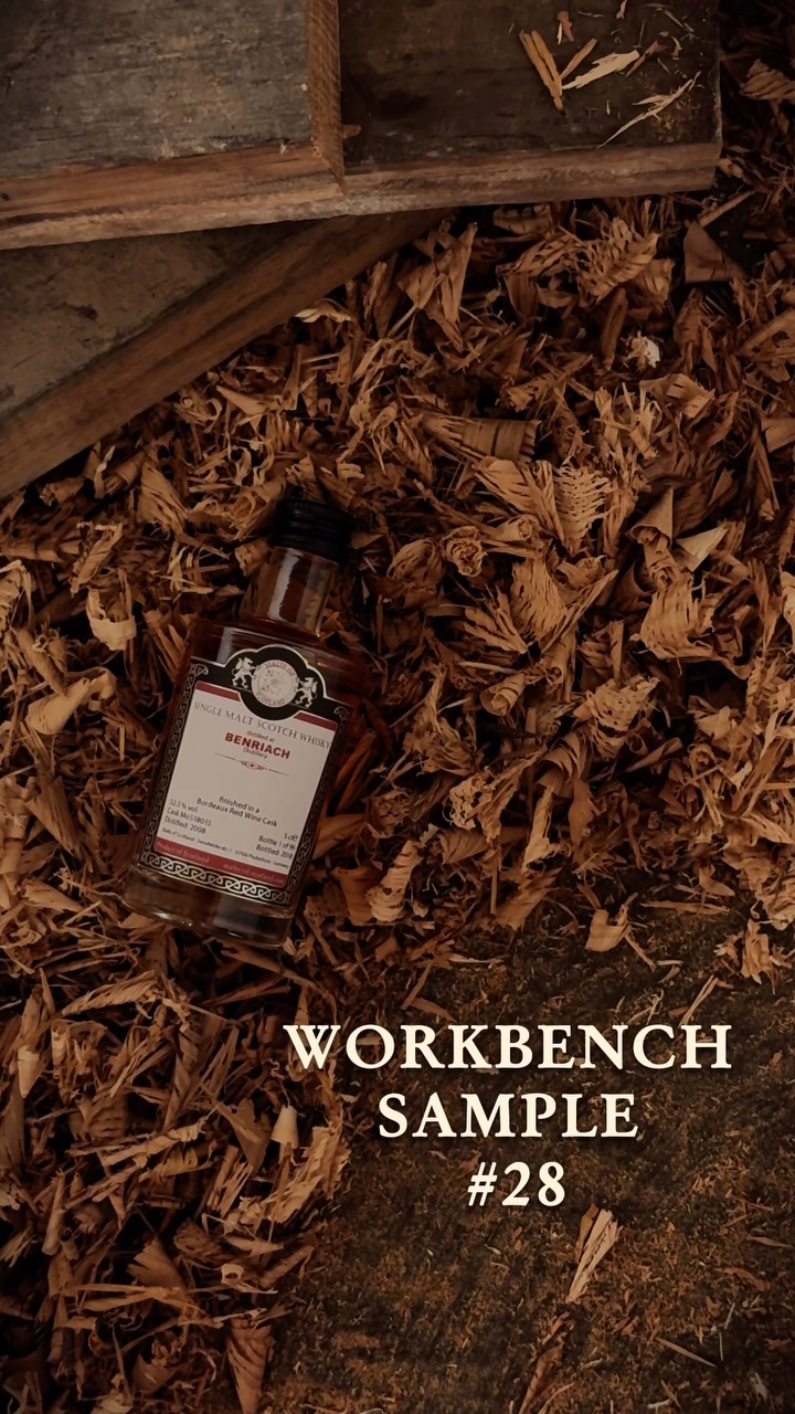 Heute auf der Werkbank: BenRiach 2008/2018 von Malts of Scotland mit Bordeaux Red Wine Cask Finish und 52,5% Vol.
Hier dominiert das Bordeaux-Fass für mich ganz klar. Schon in der Nase kommen kräftige rote Beeren und etwas, was mich an Sauerkirschen erinnert. Dazu kommt genau diese typische Rotwein-Eiche, die man mögen muss – ich persönlich mag sie sehr.
Am Gaumen kommt etwas Vanille dazu, insgesamt bleibt aber das Weinfass der Hauptdarsteller. Rotwein, Eichenwürze und trockene Holznoten prägen den Dram, ohne dabei überladen zu wirken.
Eckdaten: BenRiach | 2008–2018 | Malts of Scotland | Bordeaux Red Wine Cask Finish | 52,5% Vol. | Cask MOS18015
Wie viel Rotweinfass darf ein Whisky für dich mitbringen?
#benriach #maltsofscotland #bordeauxcask #whiskyde #tastingnotes
Unbezahlte Werbung wegen Markennennung. Alkohol nur ab 18 und bitte verantwortungsvoll in Maßen genießen.
Musik: „Inspiring Inspirational Background Music“ by SigmaMusicArt (Pixabay).