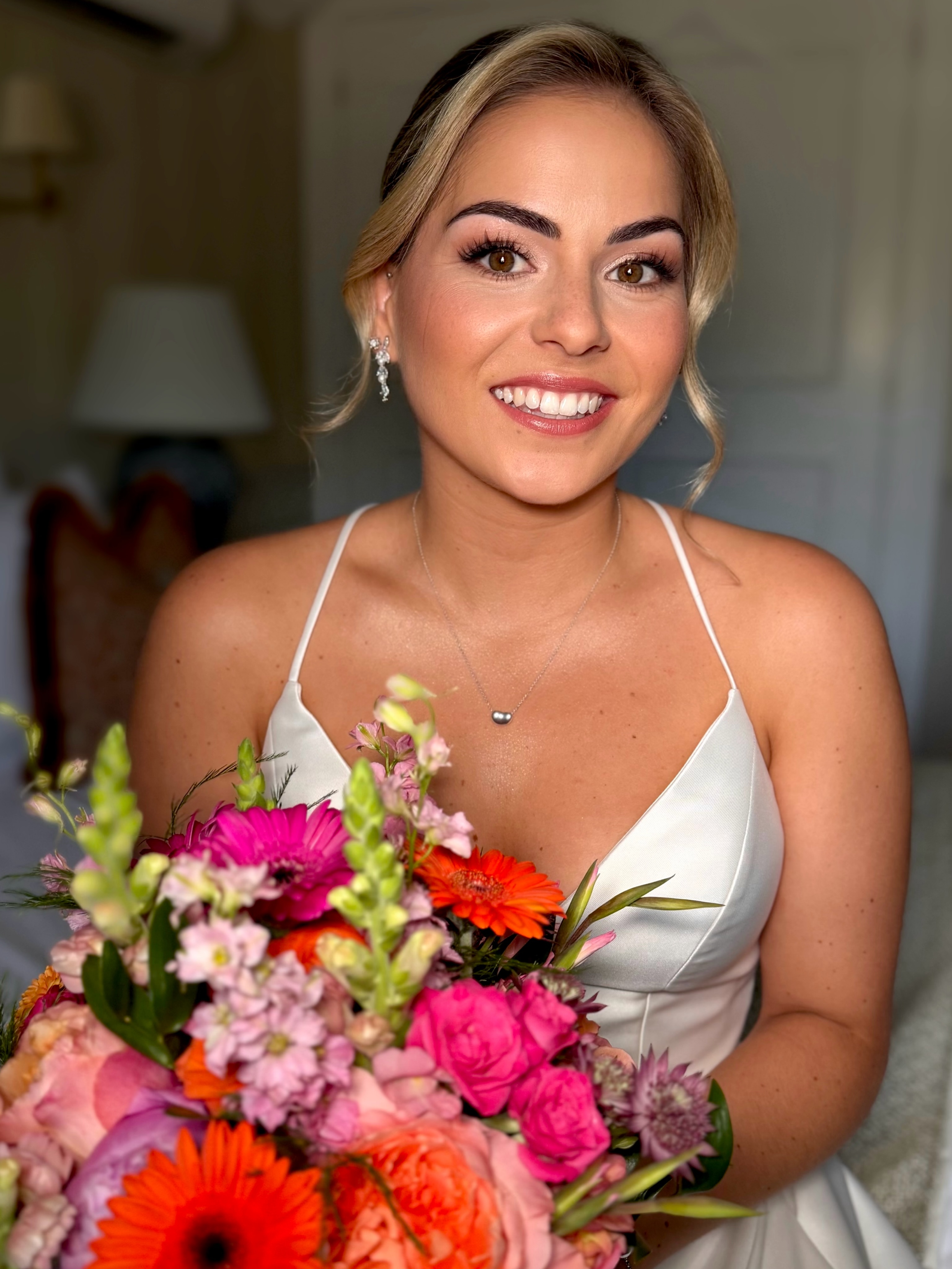 Radiant inside and out.
Beautiful Rhianne looked effortlessly luminous on her wedding day, with vibrant tones that reflected her beautiful personality so perfectly. From your bridal preview to the final touch on the morning of your wedding, it was a true pleasure to be part of your day.
Honoured to work alongside this incredible team:
Photography: @octoberjamesphotography
Hair: @leigh_annehair
Florist: @clarejonesfloraldesign
Venue: @theworlingtonhall
Dress: @wed2b
Cambridge • London • Norfolk & beyond
#LuxuryBridalMakeup #CambridgeWeddingMakeupArtist #LondonBride #NorfolkWedding #DestinationBride