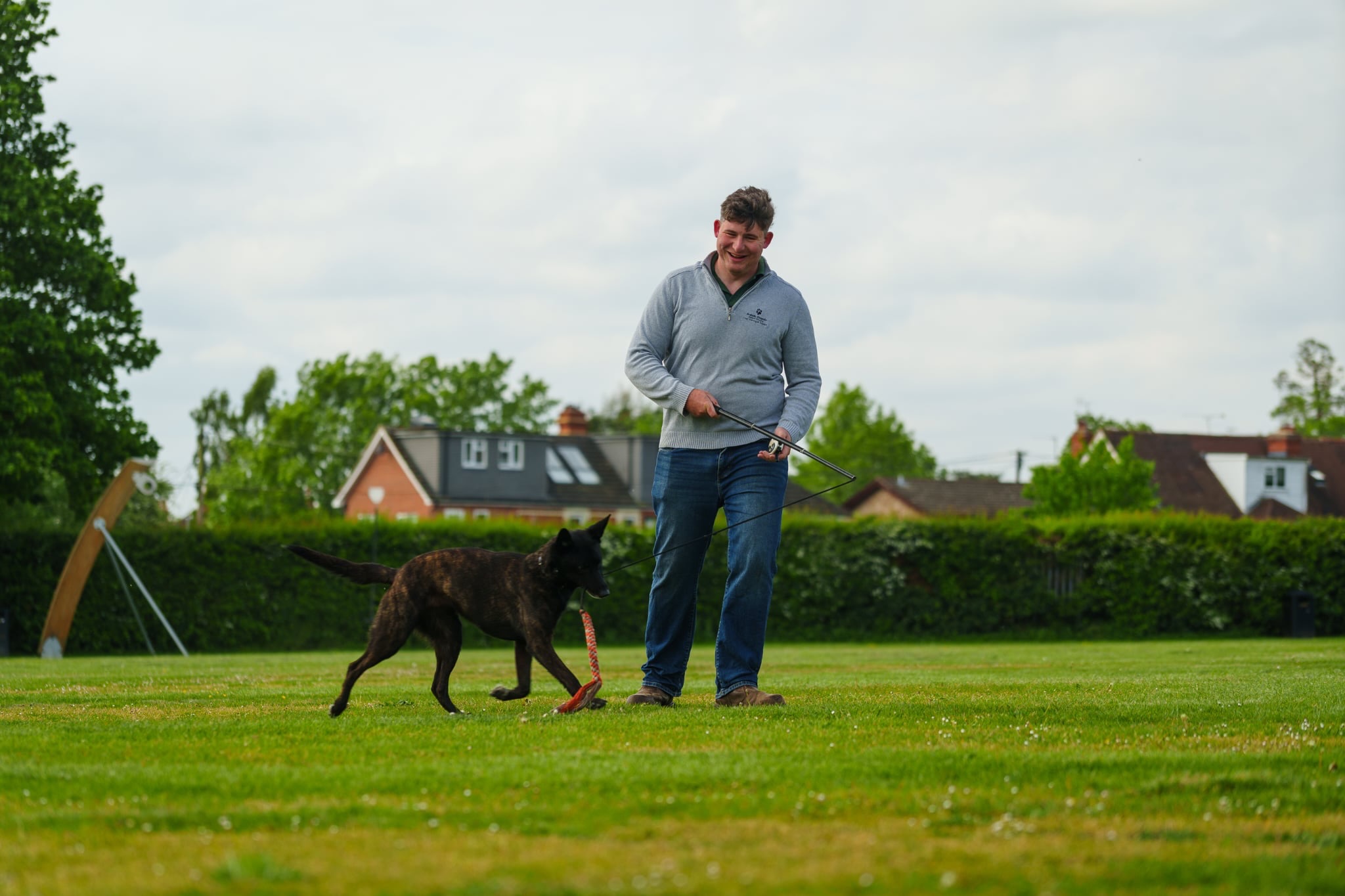 People often think play is just a way to tire their dog out.
In reality, it’s one of the most valuable things you can do together.
Play builds confidence, creates trust, strengthens your bond, channels natural instincts in a healthy way, and teaches your dog that being with you is the best place to be.
A flirt pole is a brilliant example—it provides physical exercise, mental engagement, and an appropriate outlet for chasing and grabbing, all while giving you opportunities to practise impulse control and engagement.
Never underestimate the power of simply having fun with your dog!
📸 @showcasedogs
Contact us! ⬇️
Holisitchounds_uk
📩 hello@holistichounds.uk
📞 07591576330