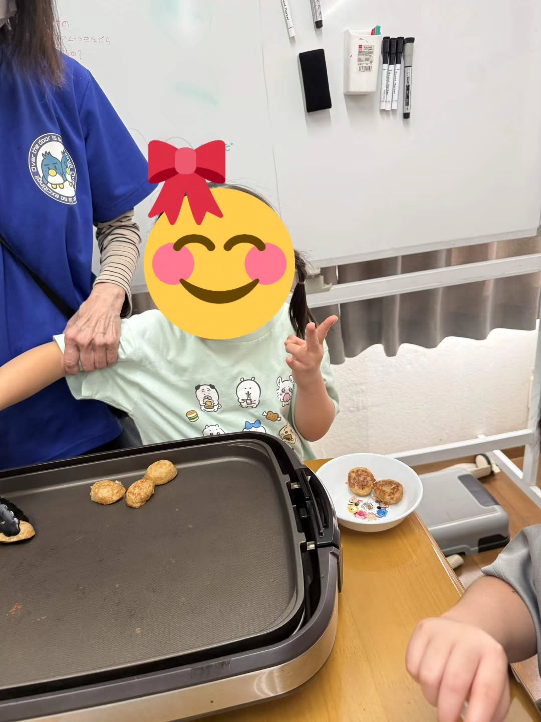 \\🐙たこ焼きを焼きました🐙//
昨日は「たこ焼き」をホットプレートで焼く体験をしました!!☺️✨️
お皿に盛りつけしながら
たこ焼きソースや青のり、鰹節等もトッピングして楽しんで頂きました🍴
#放課後等デイサービス #児童発達支援 #療育