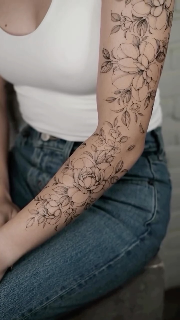 Some artists leave more than beautiful tattoos behind they leave a lasting impression🤍
We’re still thinking about these stunning floral sleeves by our talented guest artist @asya.tattoo Every piece is filled with softness, movement and incredible attention to detail.
#SoulOfInk #GuestArtist #FloralTattoo #FineLineTattoo #copenhagentattoo