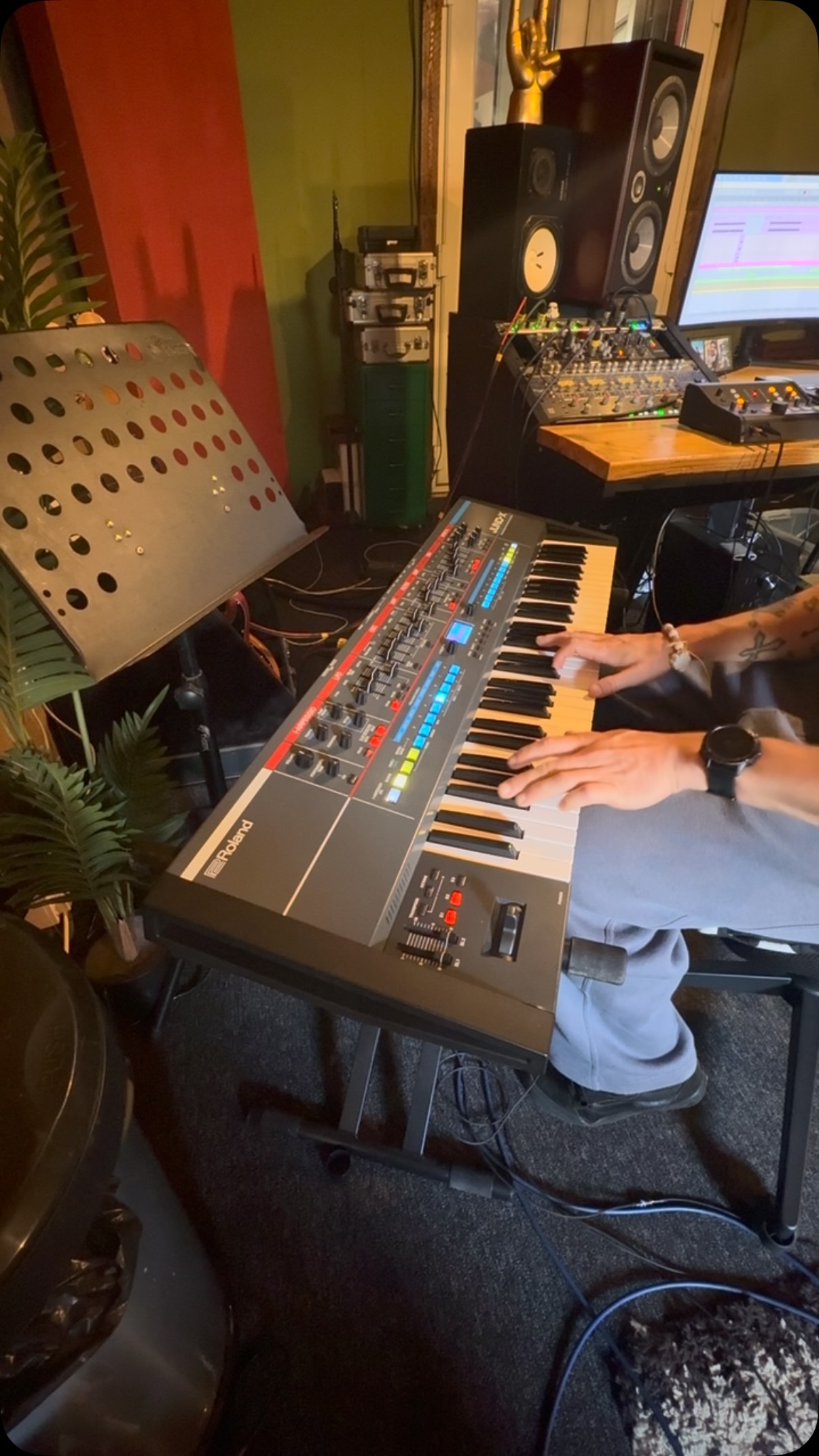 I got myself a Roland Juno X a few weeks ago and today I got to put it through its paces a little more with this new track from @gracieroot and I absolutely love it!
Playing keys is new developing and very basic skill of mine but I was determined to get this nailed without the need for midi & / or editing. This was the one!
#synthesiser #rolandjuno #musicproducer
