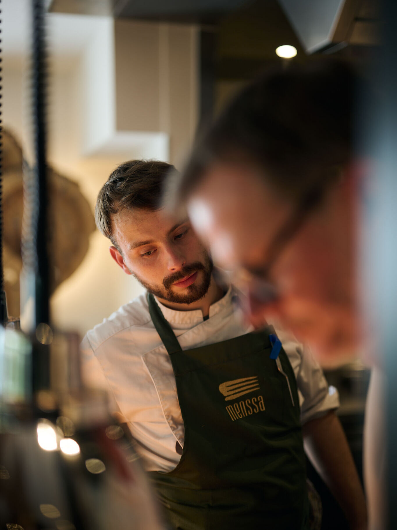 Elliot n'est pas un grand parleur — discret et bosseur. Il cuisine. 🔪 Et dans une brigade, c'est souvent ceux-là qu'on retient le plus.
___
Elliot is geen grote prater — discreet en hard werkend. Hij kookt. 🔪 En in een brigade zijn het vaak die mensen die het meest bijblijven.
___
Elliot is not one for words — discreet and hardworking. He cooks. 🔪 And in a brigade, those are often the ones you remember most.
#Menssa #lesgrandestablesdumonde #michelinbelgique #50bestdiscovery #gaultmillau
Menssa by @christophe.hardiquest
💻 www.menssa.be
✉️ restaurant@menssa.be
☎️ +32 2 346.66.15
📍 Avenue de Tervueren 453, 1150 Bruxelles
📸 @anthonyflorio
@enguerrand_moura @nico.beaudey @dessartjulie @madison_mtn @elliot.deconinck