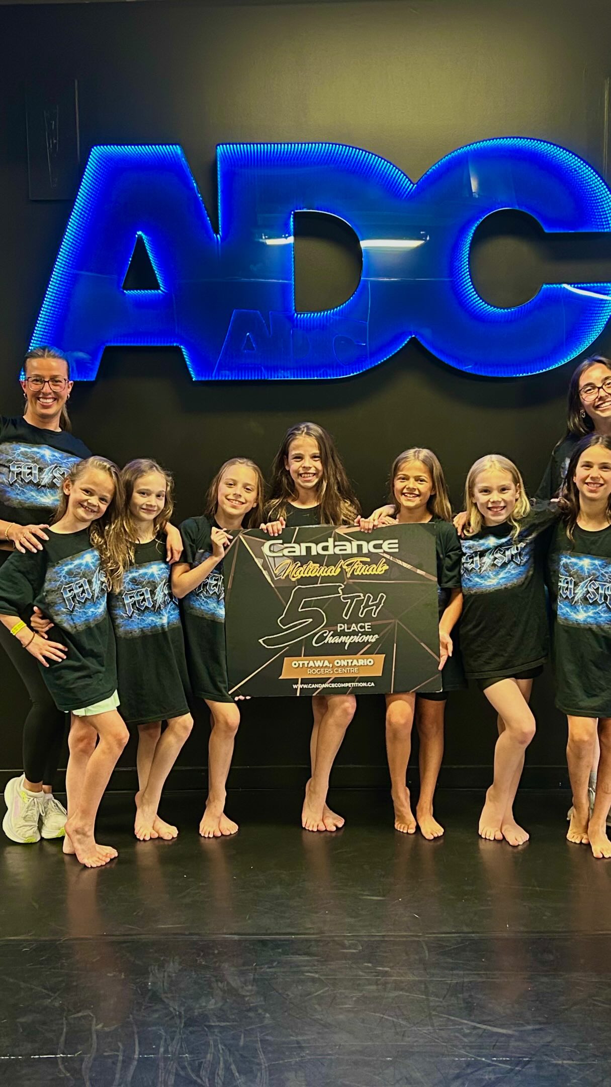 Retour sur les Nationaux de @candancecompetition 🤩
La semaine dernière, nos danseurs ont fièrement représenté l’Académie de danse de la Capitale avec passion, talent et détermination. Nous sommes tellement fiers de chacun d’entre eux… Juste WOW 💙✨
Un immense bravo à deux de nos danseuses minis qui se sont particulièrement démarquées lors de cette compétition d’envergure! Camille Jalbert s’est classée parmi le Top 20 des meilleures solistes Mini. Une mention toute spéciale à Amélia Brunet, qui a terminé 6th Runner-Up au classement final… WOW!
Nos FEISTY ont également vécu un moment absolument incroyable! En plus d’obtenir une mention spéciale des juges pour leur performance, elles ont reçu une invitation à redanser au Showcase parmi les numéros sélectionnés. Elles ont ensuite terminé en 5e position au Showcase! 🤩🔥
Au-delà des résultats, nous sommes fiers de voir nos danseurs repousser leurs limites, vivre des expériences uniques et représenter l’ADC avec autant de passion, de talent et de professionnalisme.
Bravo à tous nos danseurs, nos enseignants, nos chorégraphes et nos familles qui rendent ces moments possibles. Votre travail et votre engagement font briller l’ADC partout où vous allez! 💙✨
#ADCFAMILY