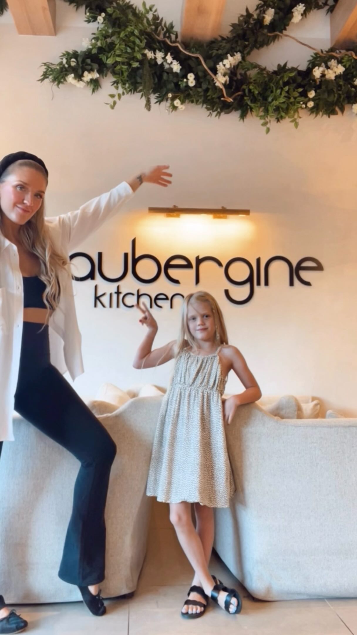 ✨AUBERGINE KITCHEN REVIEW✨details below👇🏼
@Aubergine.Kitchen opened at the @VillageatMeridian last fall, and I FINALLY made my first visit!
The vibes were absolutely vibing. The bright, modern space instantly won me over, and I love that everything is made fresh and can be customized to fit your lifestyle!
WHAT I ORDERED:
- Coconut Curry Bowl with Chicken, subbed rice for cauliflower rice
- Greek Salad with Salmon, no sourdough breadcrumbs
- Strawberry Glow Smoothie
If you’ve been to Aubergine, tell me what I HAVE to order next because I already know we’ll be back soon! 🤍
Follow @conteketo for more low-carb restaurant hacks, easy recipes, and grocery shopping hauls! #ConteKeto #Keto #AubergineKitchen #Meridian #Idahome