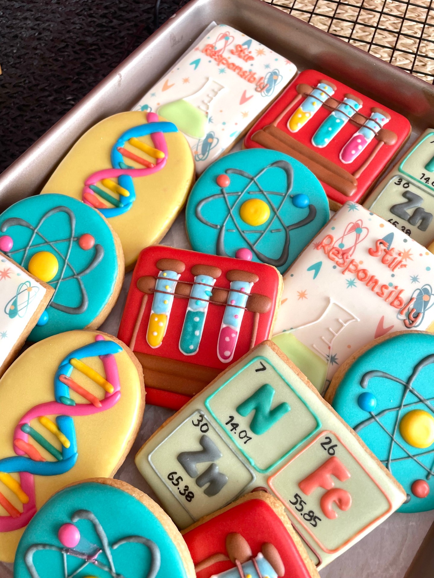 A bookclub chemistry theme set based on the book Lessons in Chemistry. I tried to incorporate the 1950s colour scheme and feel into the cookie set. The book sounds amazing. If you haven’t read it - highly recommend!
Period table elements, DNA strand, test tubes and atoms. I definitely didn’t do science at school so I apologise in advance for any errors!