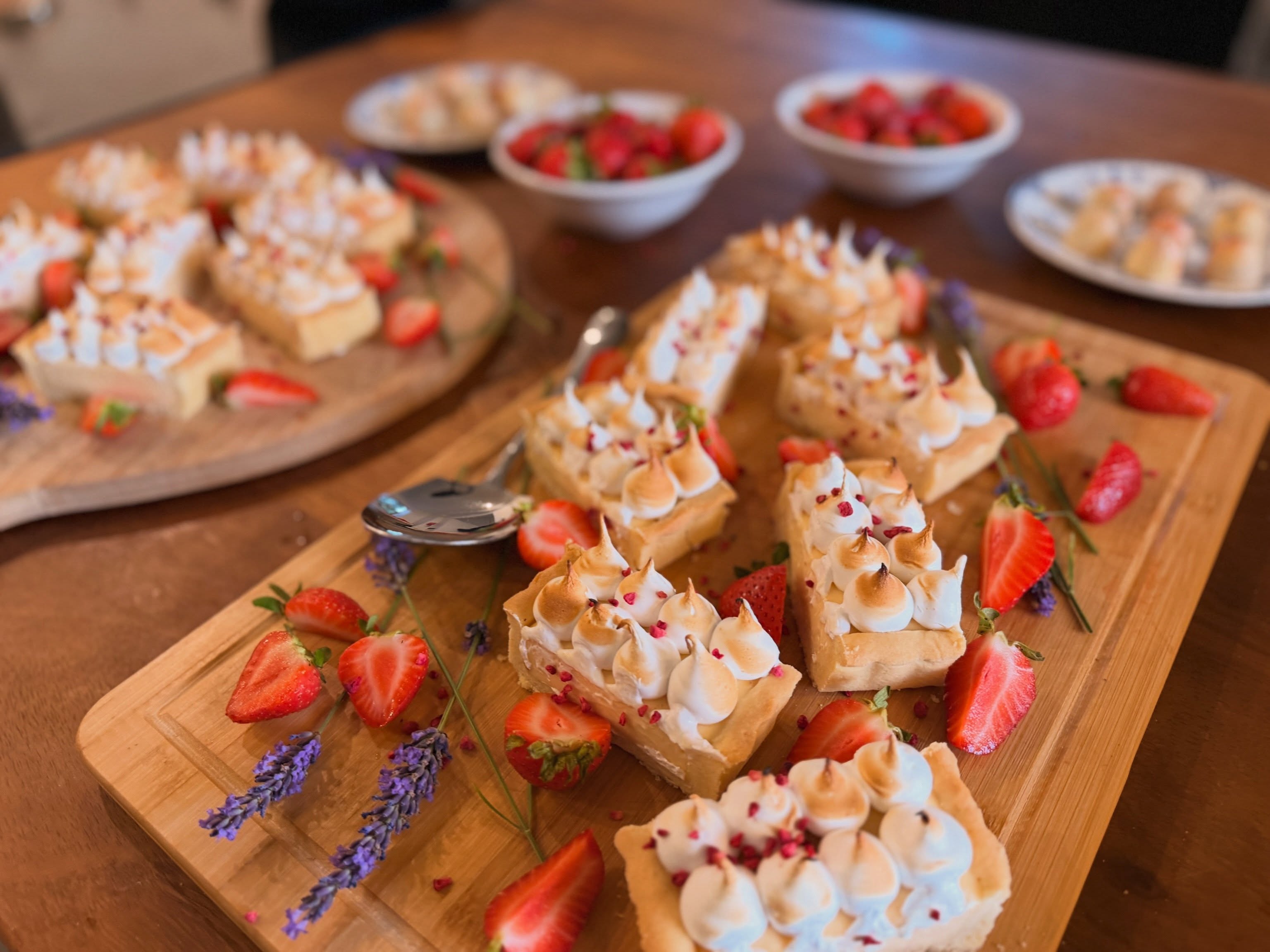 Have you tried our summery lemon & lavender tart?
With fresh English strawberries 🍓
Sweet pastry base, lemon & lavender set curd with torched Italian meringue.
You won’t be disappointed 😋
Signature dessert by Private Chef & Owner Josh
@luxuryprivatechef
#luxuryprivatechef #privatechef #lavender #tart #dessert