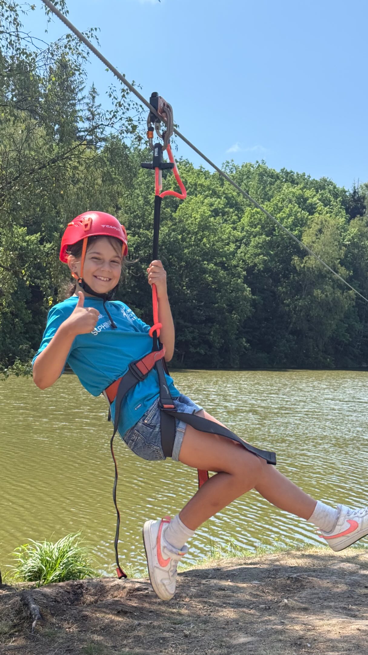 3. den našeho sportovního tábora byl ve znamení pořádné dávky adrenalinu! 💪🌲
Dnešní výzvou byla zip line, kde naši sportovci předvedli odvahu, překonali sami sebe a zvládli i pořádnou porci výšek. Nechyběl úsměv, vzájemné povzbuzování ani radost z každého úspěšného sjezdu.